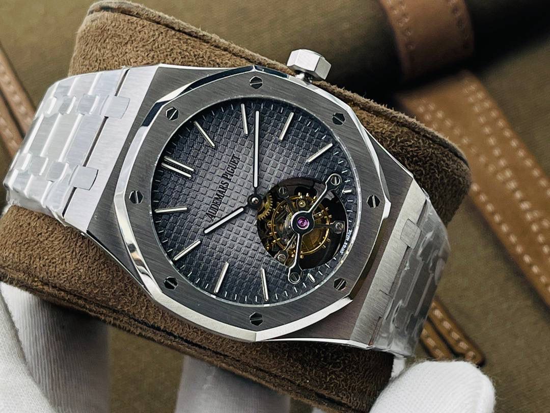 爱彼A P皇家橡树陀飞轮精品腕表 升级细节🔥 1⃣️独家订制Cal.2924机芯，动力储存68小时！ 2⃣️腕表依旧保留的八角形表圈、标志性的六角形螺丝以及经典表带！ 3⃣️皇家橡树系列超薄陀飞轮腕表在经典的“Tapsisserie”格纹上进行再度创新，形成了新的格纹“Tapisserie Evolutive”！熟悉又陌生的表盘格纹装饰带来全新观感，成为这款腕表的点睛之笔。 4⃣️表壳直径为41毫米，厚度为11.2毫米！