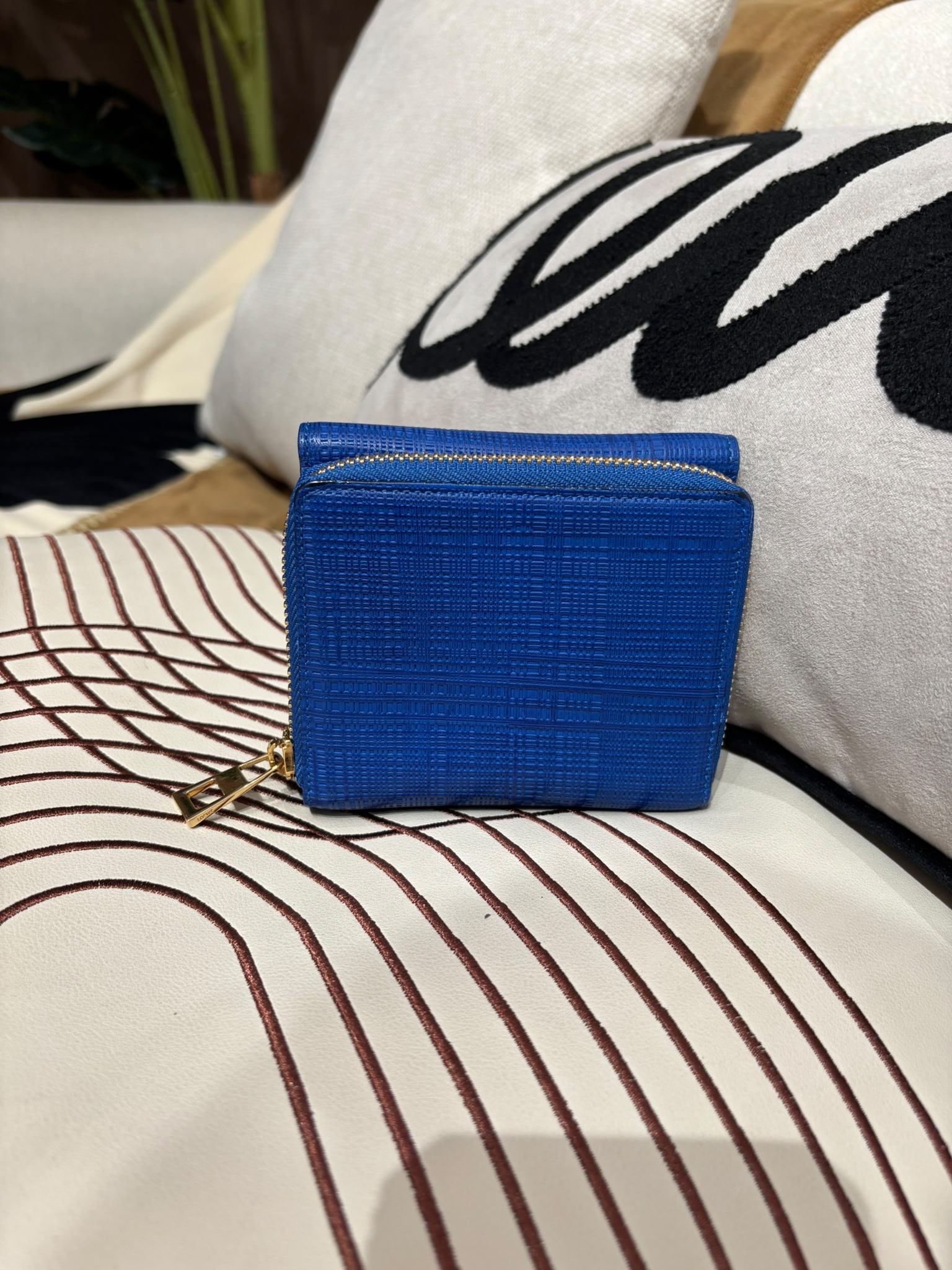 Loewe Folding Wallet 電光藍牛皮銀包100%Authentic,95%new 