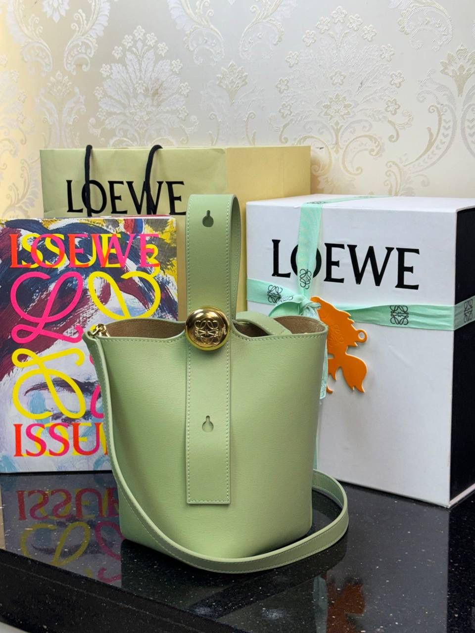 ♥️𝙈𝙞𝙣𝙞 𝙋𝙚𝙗𝙗𝙡𝙚 𝘽𝙪𝙘𝙠𝙚𝙩 ——【浅梨色】 尺寸：𝟏𝟔-𝟏𝟔-𝟗.𝟓𝐜𝐦 编码：062339 🎈标志性Anagram鹅卵石点缀，配以纯粹简约线条以及瞩目设计风格，诠释全新𝙋𝙚𝙗𝙗𝙡𝙚手袋👜 🎈自带一根🉑拆卸🉑调节的肩带，一包多背，多样化风格，秀场大放异彩😀内里容量超大，日常实用性强👌 🎈配全套专柜礼盒🎁，给你满满的仪式感👀