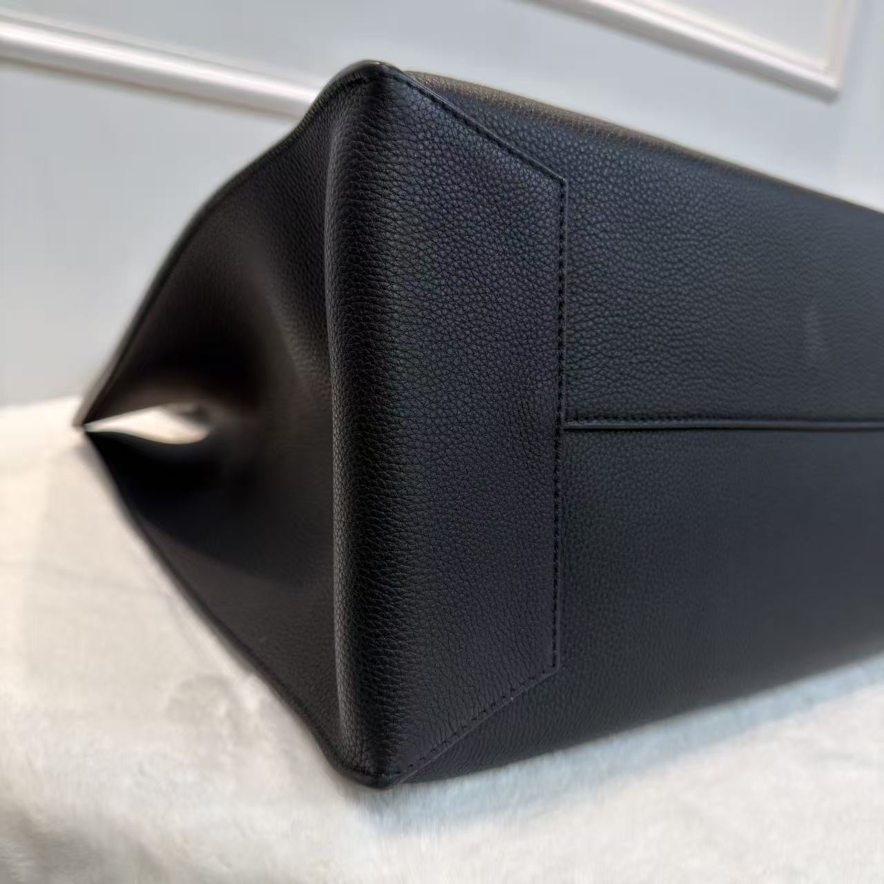 羅意威/Loewe Buckle Zip托特包 黑色 柔軟粒面牛皮革tote單肩包 經典款女士手袋