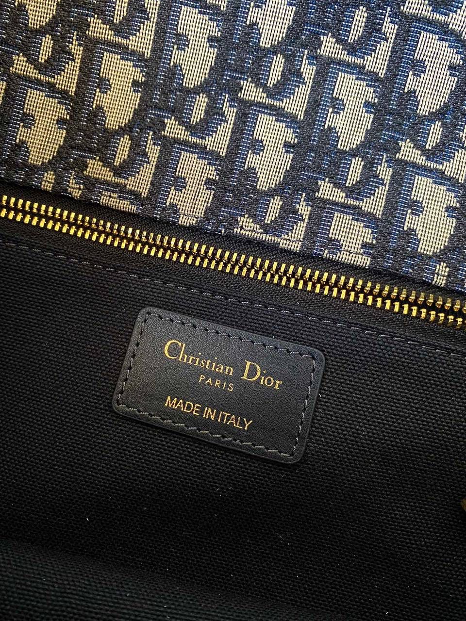 老花蓝 𝗗𝗶𝗼𝗿 𝗠𝗼𝗻𝘁𝗮𝗶𝗴𝗻𝗲蒙田30链条款🩵 自带法式复古感的经典爆款 当红炸子鸡的一只，实在太火了 链条肩带比皮肩带款更温柔女人些 隔几年再拿出来看，还是嘎嘎香 而且每年都在涨，早已经越来越难买 实用保值的首选！跟着买就对了！ 答应我，立马买！不要犹豫！ 25×16.5×8cm 大号/中号/小号都🈶!