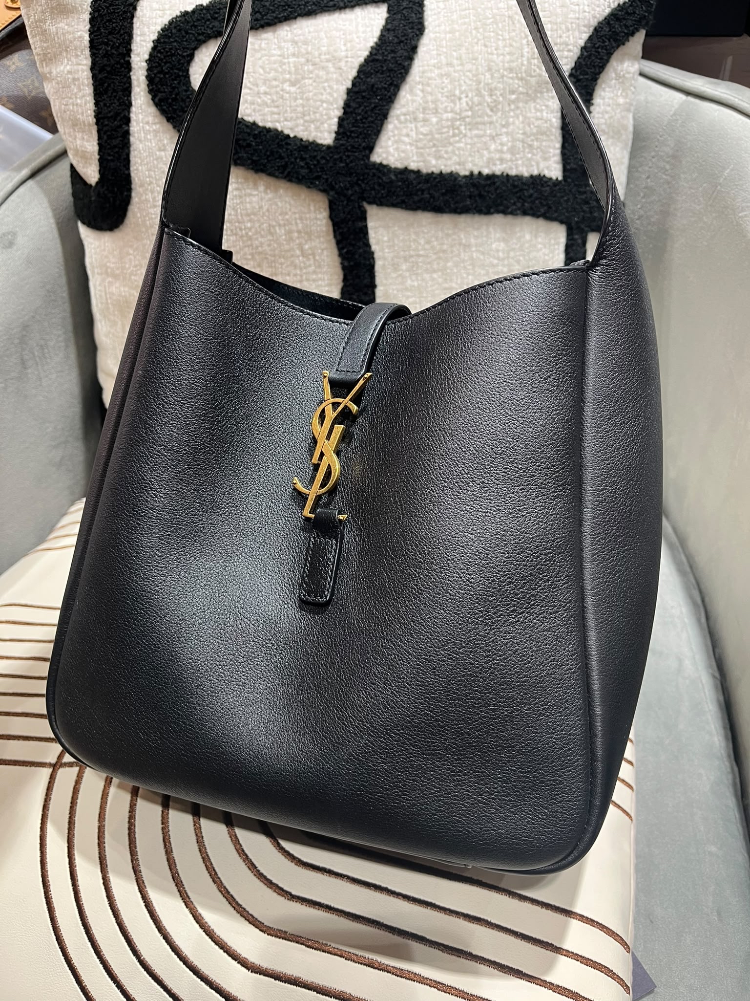 Saint Laurent Le 5 à 7 Supple Small Hobo 100%Authentic,98%New✅Dust bag 