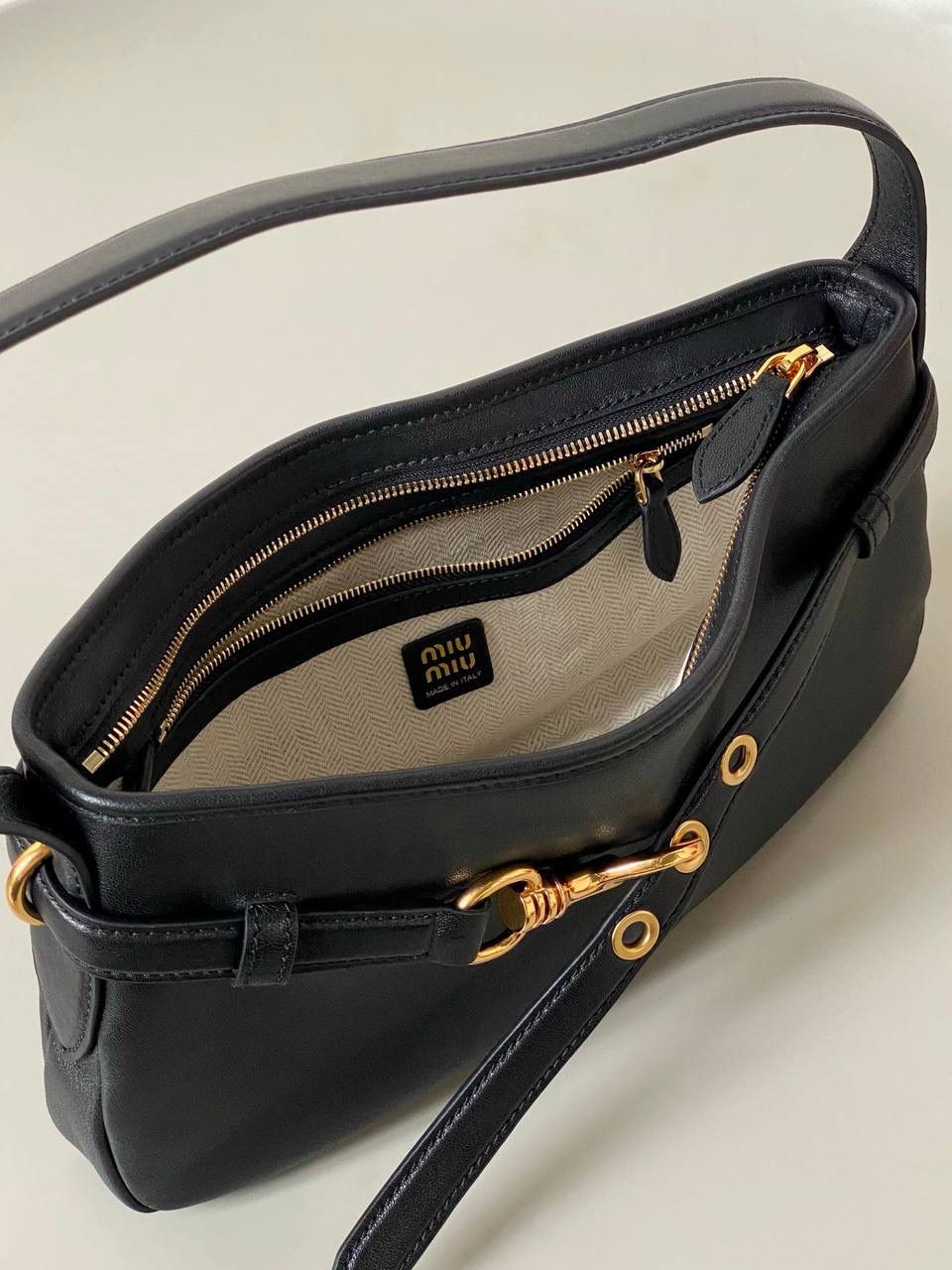 🈶黑色，小号 𝐌𝐢𝐮𝐌𝐢𝐮 𝐀𝐯𝐞𝐧𝐭𝐮𝐫𝐞腋下包 不得不说缪缪的美丽层出不穷！今年这只Aventure Nappa腋下包 看似平平无奇上身却意外好搭耐看 有点小复古又有点小机车， 就很值得夸赞一番 东西不用装太满，随性的褶皱感很戳心巴 自重非常轻，宽肩带设计一点都不溜肩容量空间也不错，日常东西都放的下 迷你iPai都👌🏻尊嘟人见人爱不带吹的！ 33×19×5cm #F0021m