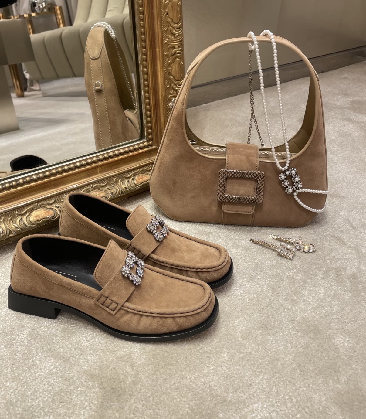 限時優惠🩷新款🆕訂貨🍒RV 花花小鑽扣suede loafer  Size 37.5/38/38.5/39/40/41