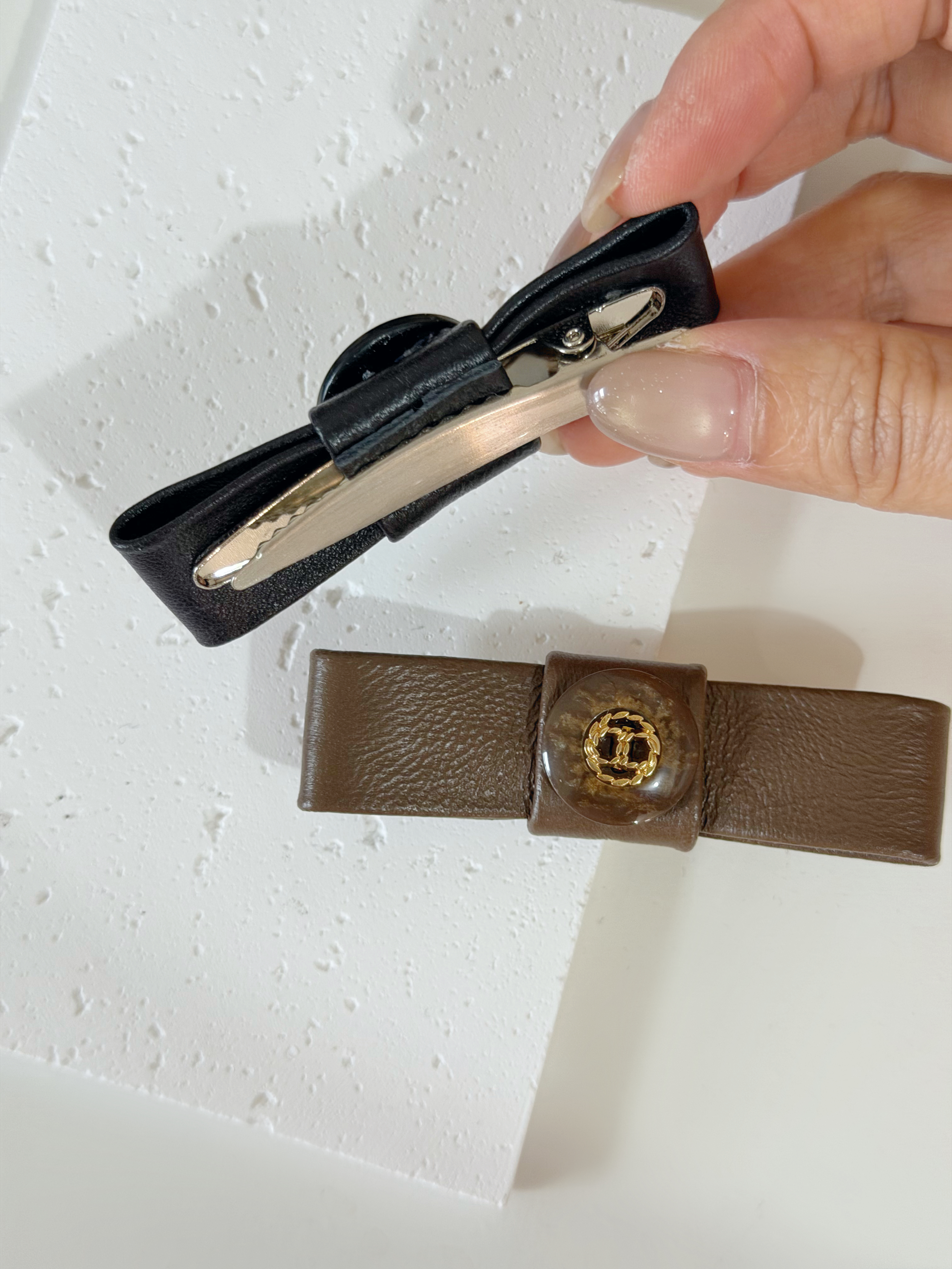 羊皮蝴蝶結復古鈕扣小髮夾 - 黑色/啡色 *現貨