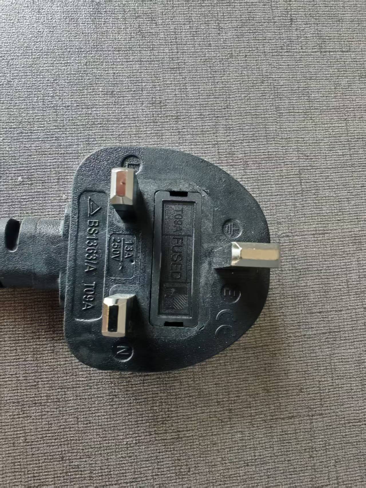 China 3pin 16A Plug to Local 13A Fused plug with Flexible 10mm thick & 26cm long Wire