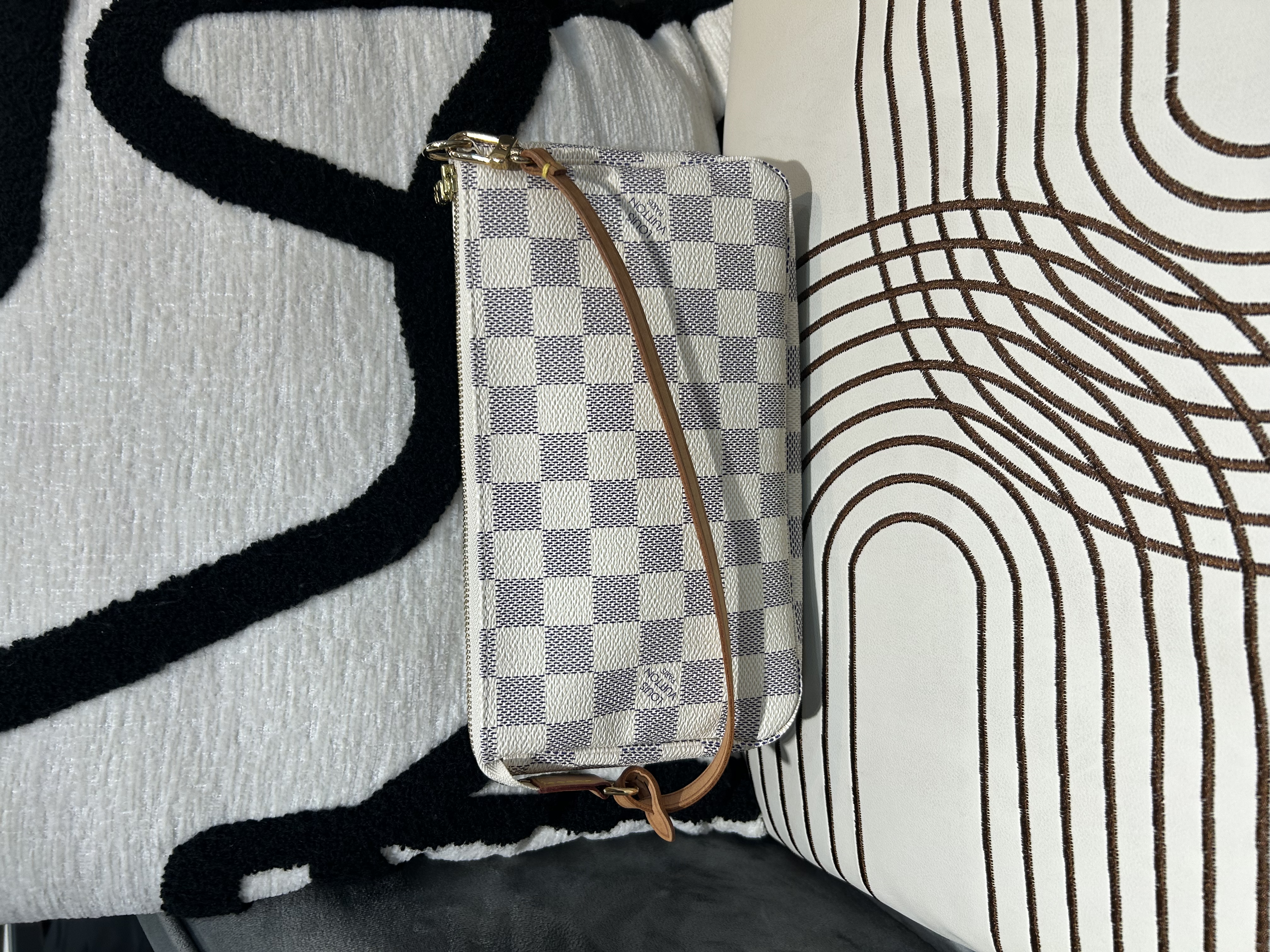 Louis Vuitton LV Pochette 白色棋盤格hobo bag 100%Authentic,98%new  