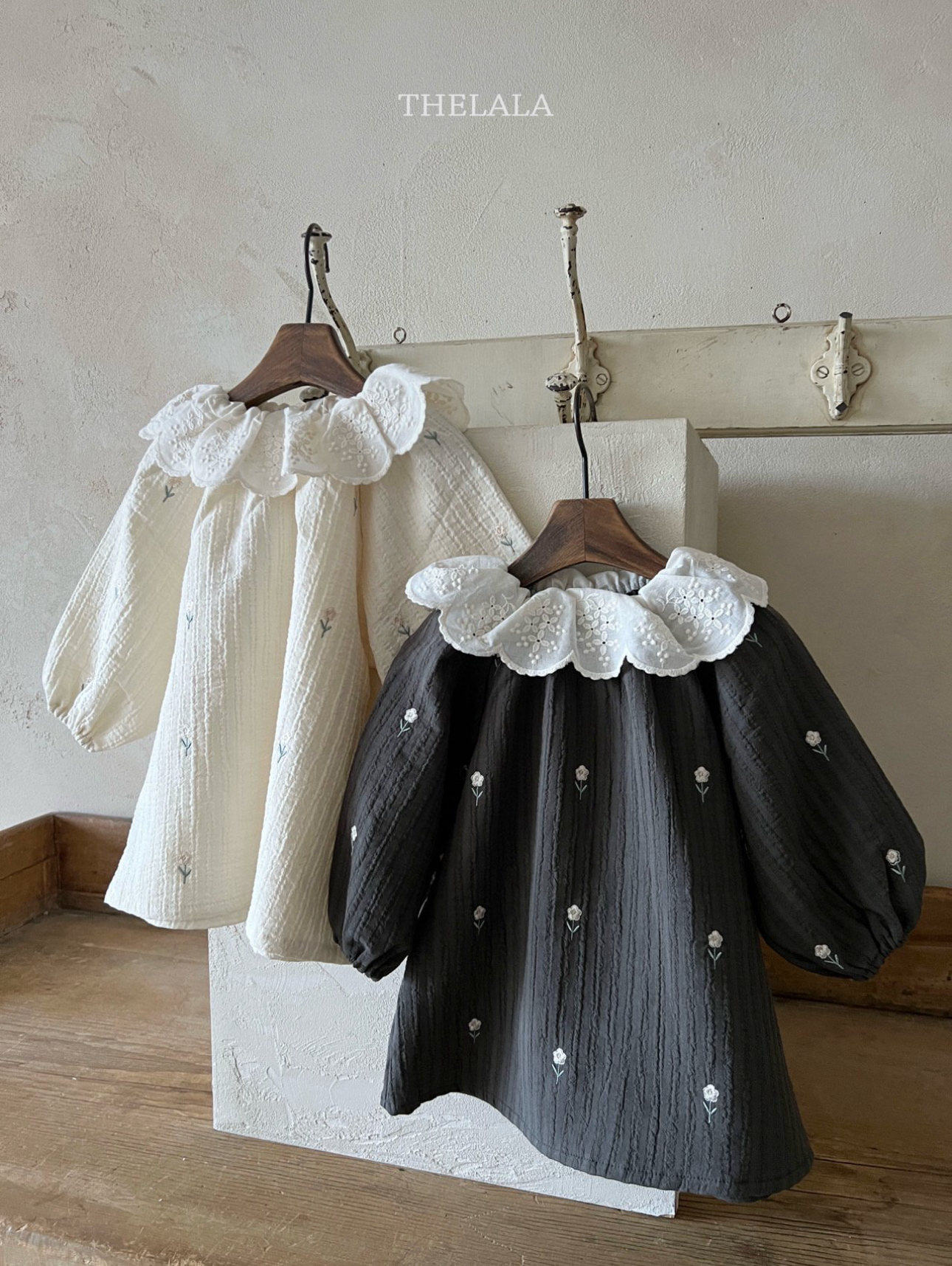 🌸預訂 韓國直送🌸🇰🇷THELALA兩色花卉刺繡蕾絲花瓣翻領長袖連身裙