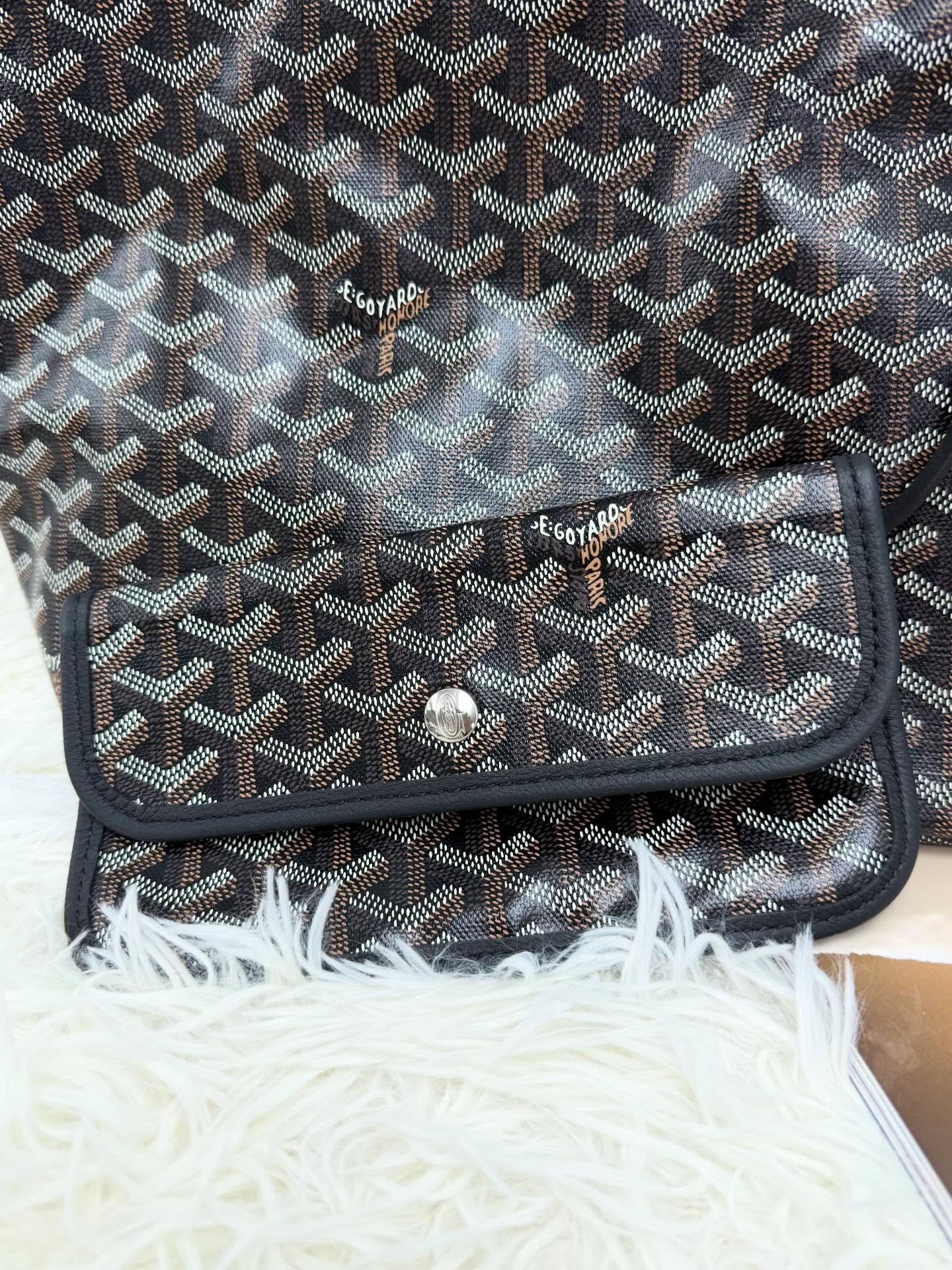 Goyard🤍未使用品 Pm size Sanit Louis 🤎  SIZE : 34*14*27cm  配件 -塵袋🫶🏻  優惠價 $10980  #AOAOCAVECHANEL🫶🏻  #收袋王  喜歡的話快點pm/whatsapp 我們💓 銷售熱線51111 321（whatsapp)  我們服務包括有：手袋飾物回收、手袋置換(一換一、一換多也可以） 、專業手袋鑑證、專業手袋護理 Is 購買方法 🏢親臨門市 荃灣南豐中心15樓1521室（荃灣地鐵站a出口1分鐘到）敬請預約 ❤️只賣正品正貨，任驗💓🫰🏻 ❤️‍🔥本店為香港註冊公司絕對真貨，信心保證👍🏻 🫰🏻本店設有鑑證服務，有駐場鑑證師  ✨歡迎追蹤我哋各個平台緊貼最新優惠x貨品🔥😍 👇🏻👇🏻👇🏻👇🏻👇🏻👇🏻👇🏻👇🏻  ⭐️Instagram: aoaocave  🌈Facebook: aoaocave收袋王  🔥Carousell: acluxuryhk  👆🏻👆🏻👆🏻👆🏻👆🏻👆🏻👆🏻👆🏻  ___________________________  Disclaimer🫰🏻All trademarks and copyrights are reserved to the original brand holders. @AOAOCAVE sells only authentic goods and is not affiliated with any of the brands mentioned.  @AOAOCAVE 跟任何品牌無關，而且沒有持有任何品牌資版權，亦沒有與任何品牌合作。所有商標及版權歸屬於品牌坊所有，帖子只作分享用途。  #aoaocave #手袋回收