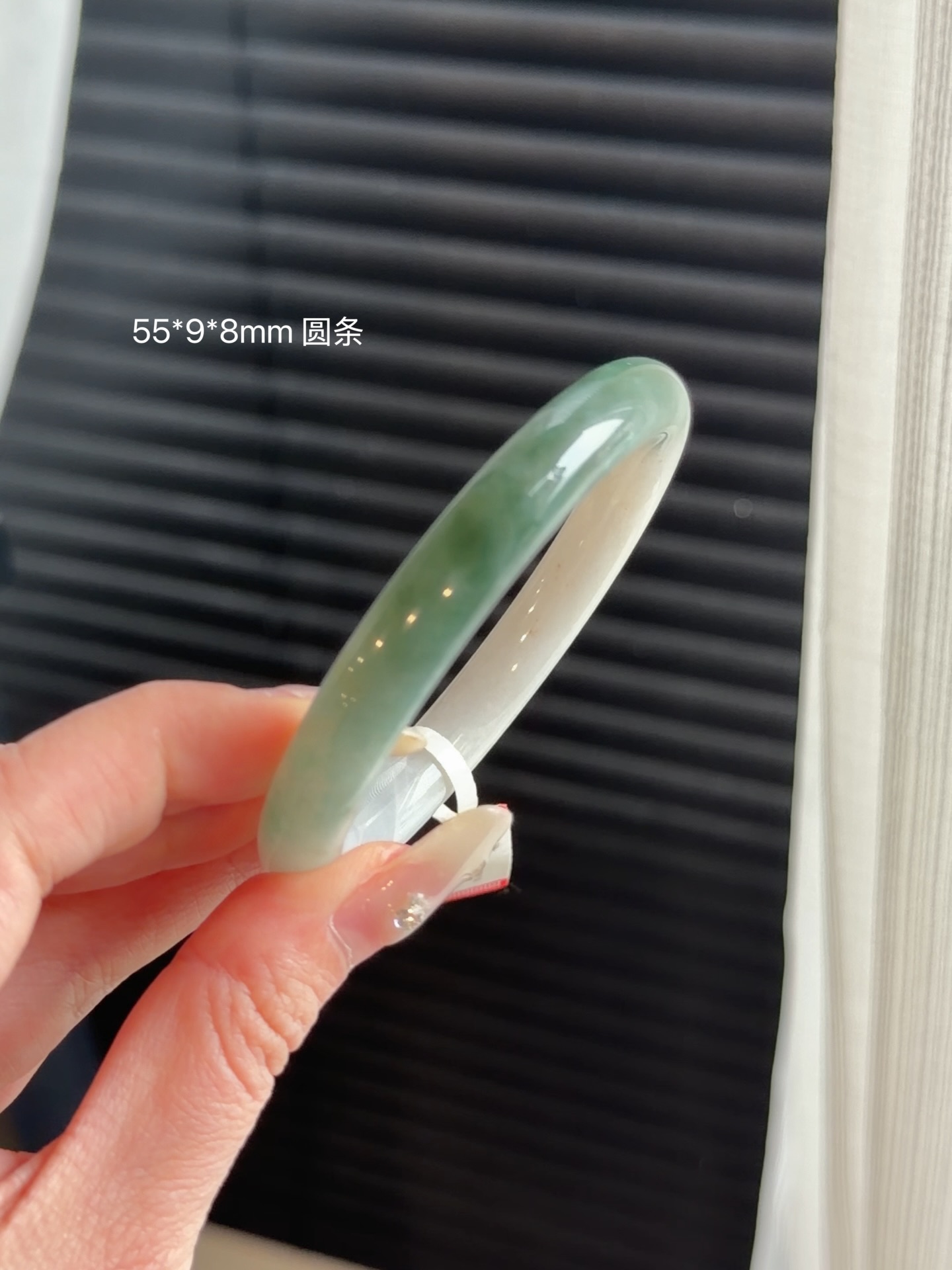 ✨ 马来西亚现货 ✨精品手镯 · 实物更美55圆条 半山水翡翠手镯 💎 尺寸圈口：55mm ｜ 宽度：9mm ｜ 厚度：8mm💰Rm1880.00 (有纹不扣)📄 附权威证书🕊 支持鉴赏期🌍 全球配送喜欢的宝宝欢迎 DM 💌先到先得，不留#马来西亚翡翠 #怡保 #吉隆坡 #新山 #新加坡