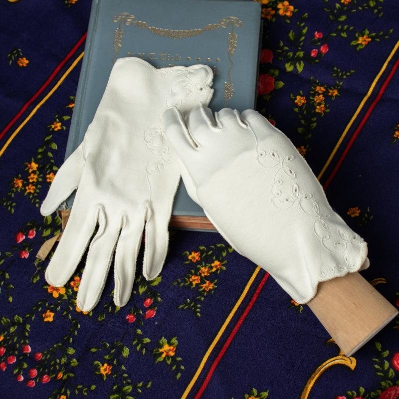 Vintage Embroidered Wrist-Length White Fabric Day Gloves (MT331)