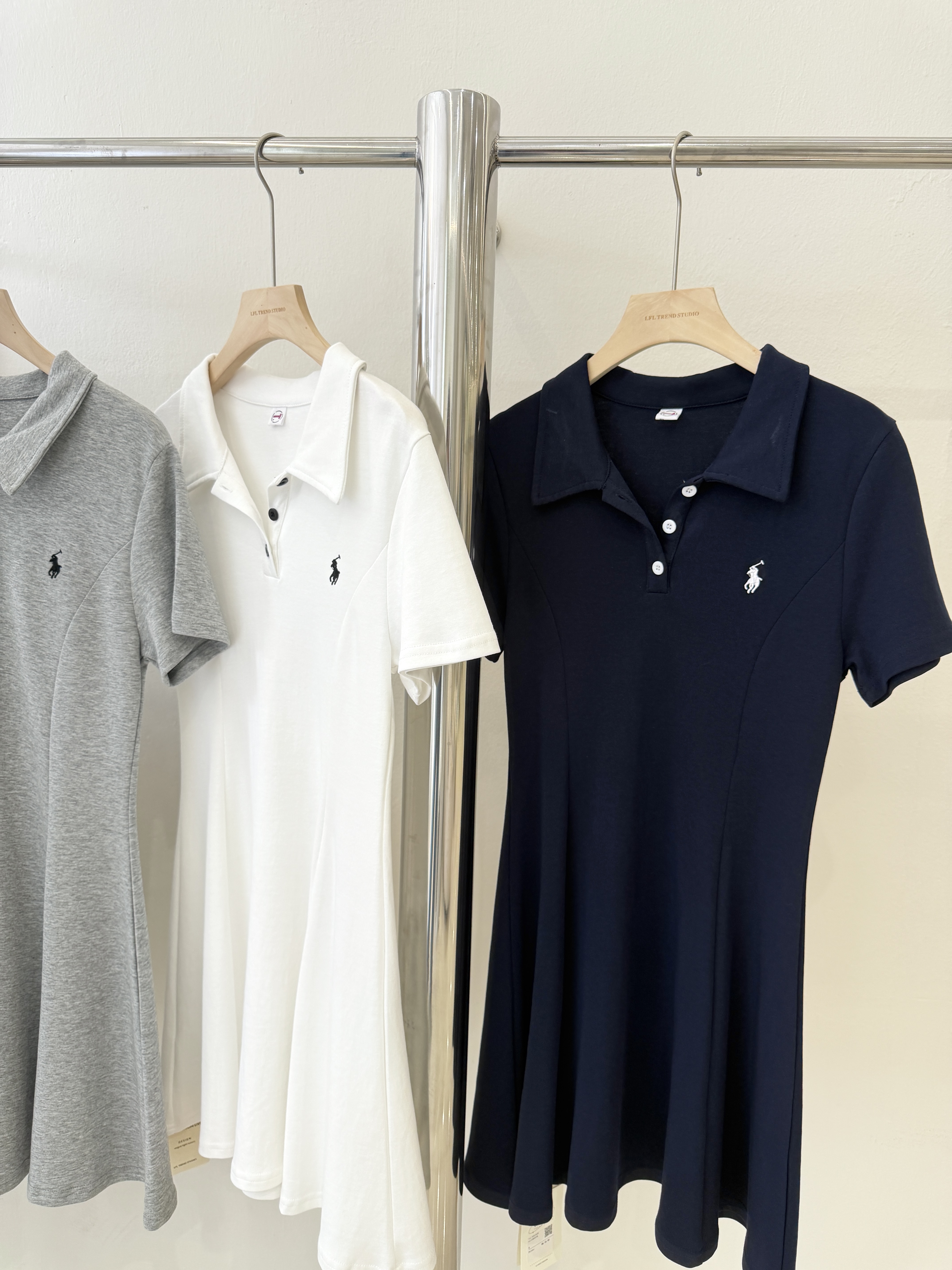 7264 学院风刺绣POLO收腰连身裙