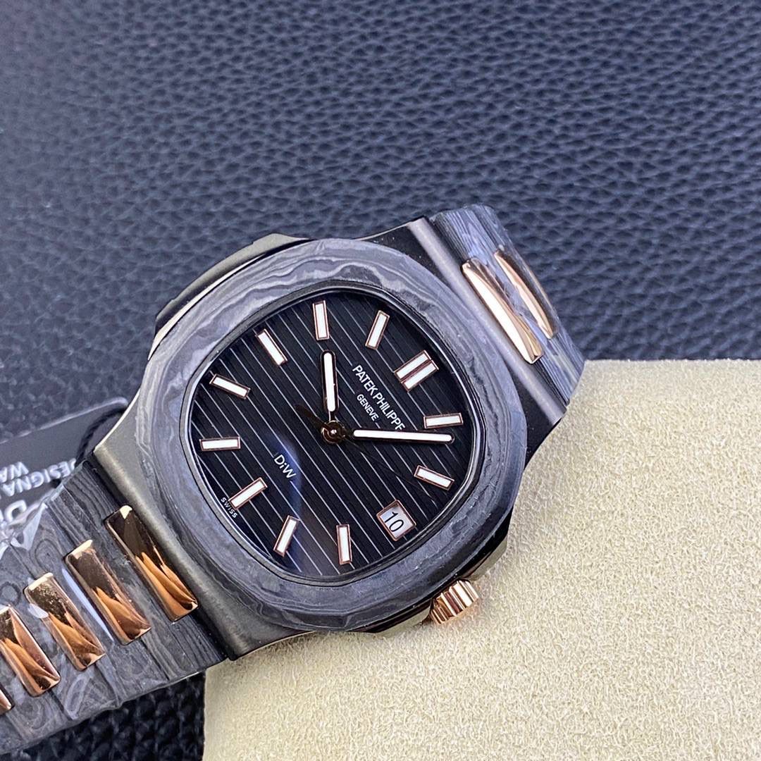 【PATEK PHILIPPE 鹦鹉螺5711 DiW 】碳纤维的美学呈现，DiW赋予鹦鹉螺5711 腕表别样的风格。DiW作为知名的腕表改装品牌，以高端的碳纤维赋予腕表全新的视觉与触觉体验，进而吸引了众多爱好者的关注。鹦鹉螺5711腕表是DiW近期的代表作，这款腕表开创了复合材料进化的新纪元，因为它在美学上结合了高端碳纤维的轻盈感和陶瓷的的光滑度。该腕表表壳采用高端碳纤维制成，并融入了不锈钢元素，黑色的整体色调与不规则纹理造型，尽显别致观感。表盘搭配时标与指针，呈现出典雅与奢侈的质感。腕表后盖采用不锈钢材料进行黑色涂层制作，视觉观感非常统一。腕表搭配的表带特别震撼，也是碳纤维与不锈钢材料组合制成，碳纤维的纹理如云似烟，让人爱不释手。百达翡丽鹦鹉螺5711经DiW重新改造制作，个性前卫，时尚炫酷，非常适合追逐个性和潮流的年轻人们！