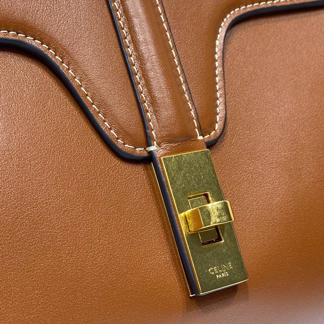 🔥大货实拍图 𝗖𝗘𝗟𝗜𝗡𝗘 ♥ 𝗧𝗘𝗘𝗡 𝗦𝗢𝗙𝗧 𝟭𝟲 创意总监HEDI SLIMANE创作的首款手袋16系列，柔软考究的小羊皮搭配标志性金属旋锁，别致优雅。型号：196853 尺寸：23*15*9cm