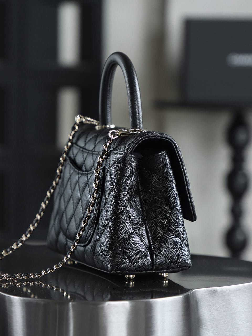 Coco Handle小號鑒定版👜 一包一碼 支持全球鑒定查驗身份證原廠專G Hass皮料過關清單資料可査詢 Coco Handle從1983年誕生到現在，銷量一直穩居榜首。 圓形手柄配上單肩鏈條，是這個包最出彩部分，背在身上優雅，提在手上復古，包多個隔層口袋設計，很人性化！ 五金：全鋼淺金扣 皮料：Hass原廠小球牛皮 尺寸：14*24*10cm