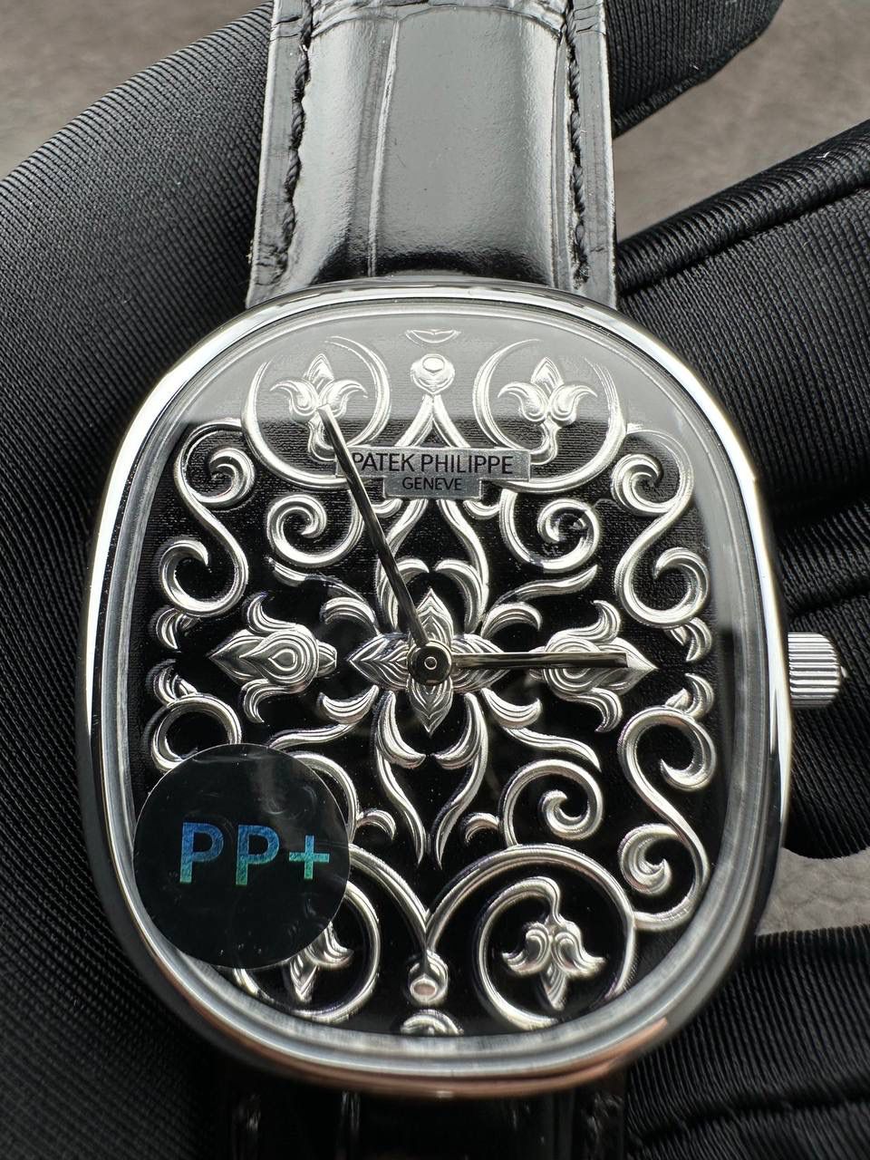 PP➕ Factory2025新品首发｜百达5738系列 68克配重版 复刻经典，更胜经典——GOLDEN ELLIPSE 黄金椭圆腕表重磅登场！ ✅ 黄金分割美学重塑：遵循1:1.6181经典比例，34.5MM×39.5MM椭圆表径搭配7.7MM纤薄厚度，复刻古典韵味与佩戴舒适度。 ✅ 316L精钢表壳：介于圆形与矩形之间的别致椭圆轮廓，还原原版线条张力，质感细腻出众。 ✅ 3D立体云贝母表盘：专属浮雕打印工艺，折射神秘深邃光泽，告别市面暗淡平庸款，上手自带高光。 ✅ 定制进口小牛皮表带：21X16尺寸对版原配，搭配同型椭圆表扣，与表壳设计遥相呼应，贴合手腕更显格调。 ✅ 9015精准机芯：走时稳定精准，兼顾实用性与耐用性，日常佩戴无压力。 PP➕不做“远观款”，只为呈现最接近原版的真实佩戴体验——从细节质感 to 上手触感，每一处都经得起近距离审视，让经典韵味在腕间完美延续！