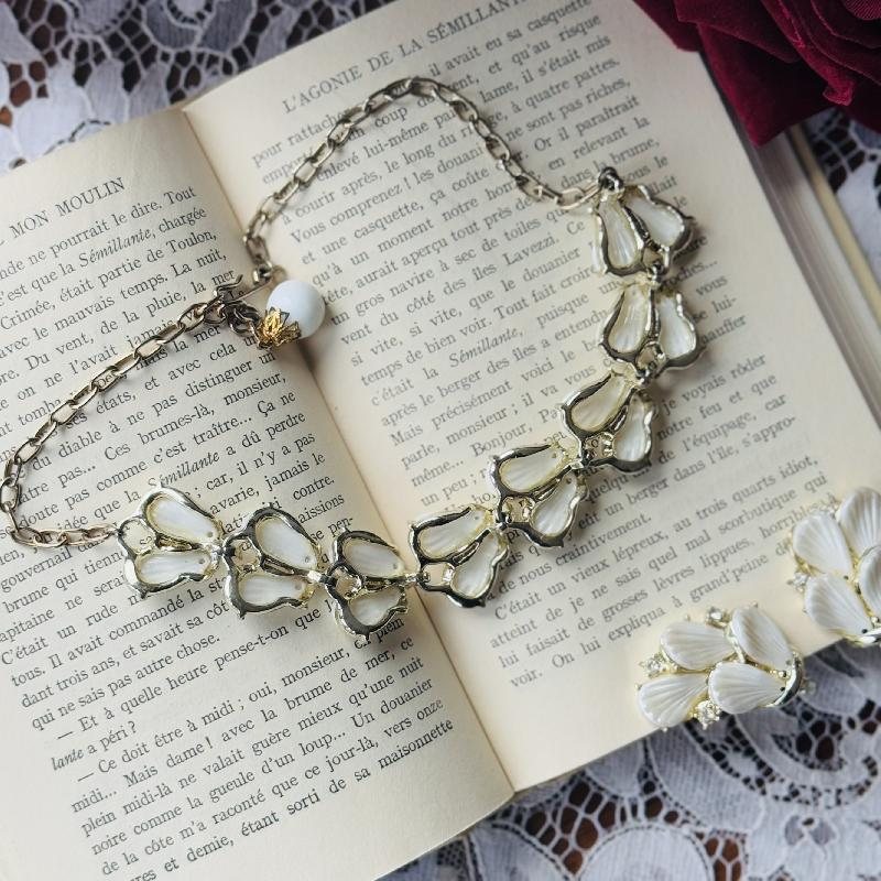 Vintage 1960s Pearlised Shell Shape Lucite Plastic Jewelry Set - Necklace, Bracelet and Clip Earrings (MT2127)