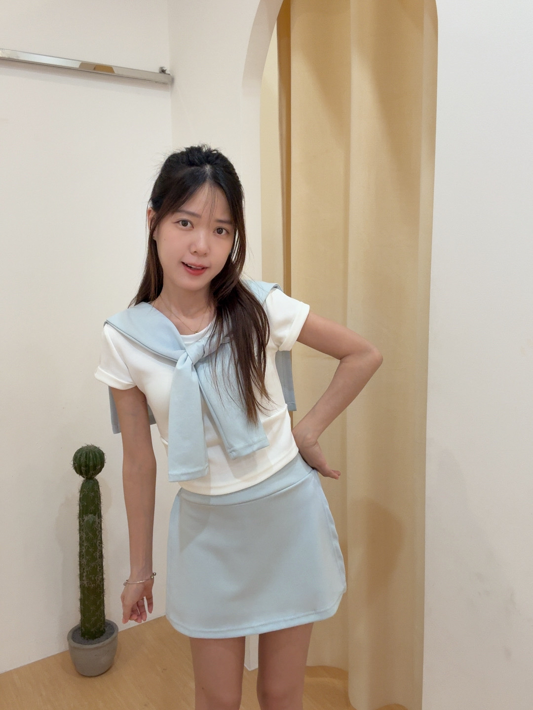 韩系披肩卷边上衣+侧开叉半身短裙 R2910