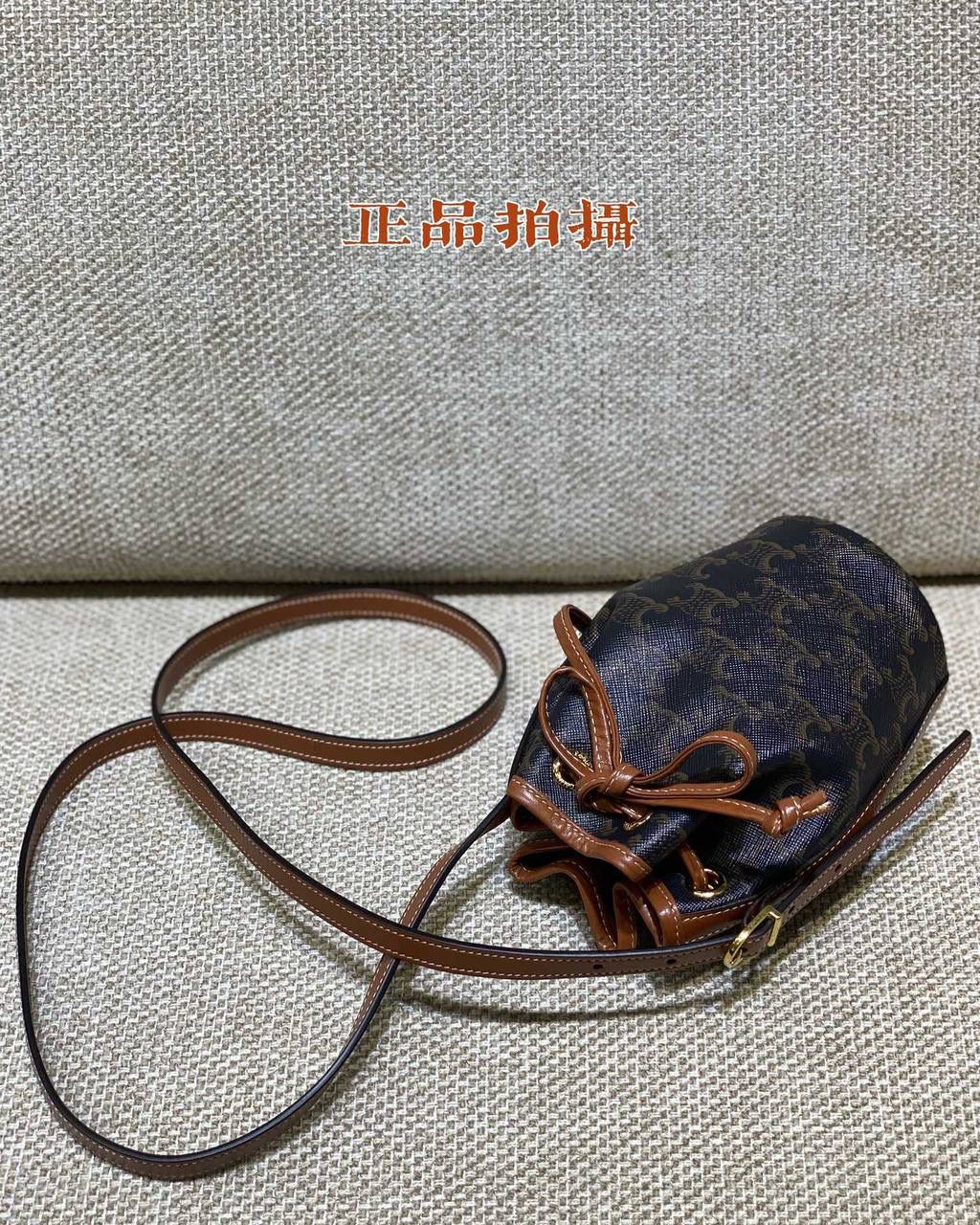 𝐂𝐄𝐋𝐈𝐍𝐄 ♥ 𝐓𝐑𝐈𝐎𝐌𝐏𝐇𝐄 𝐂𝐀𝐍𝐕𝐀𝐒 𝐌𝐈𝐂𝐑𝐎 𝑪𝒆𝒍𝒊𝒏𝒆新推出的超𝒎𝒊𝒏𝒊抽绳水桶包，怎么可以这么可爱啊啊啊❗️真的又Q又萌可爱到爆炸‼️背上身可太洋气了🥳各种凹造型 时髦精上线～ 型号：10H492 尺寸：9*17*9cm