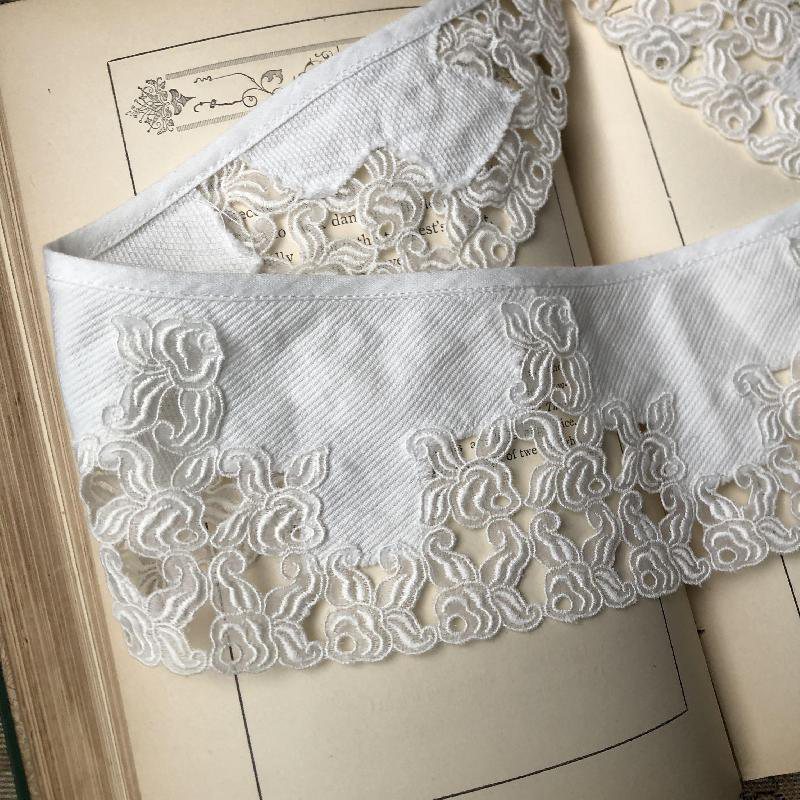 Vintage 1970-80s White Slightly Curved Collar /Crochet Trim (MT150-7)
