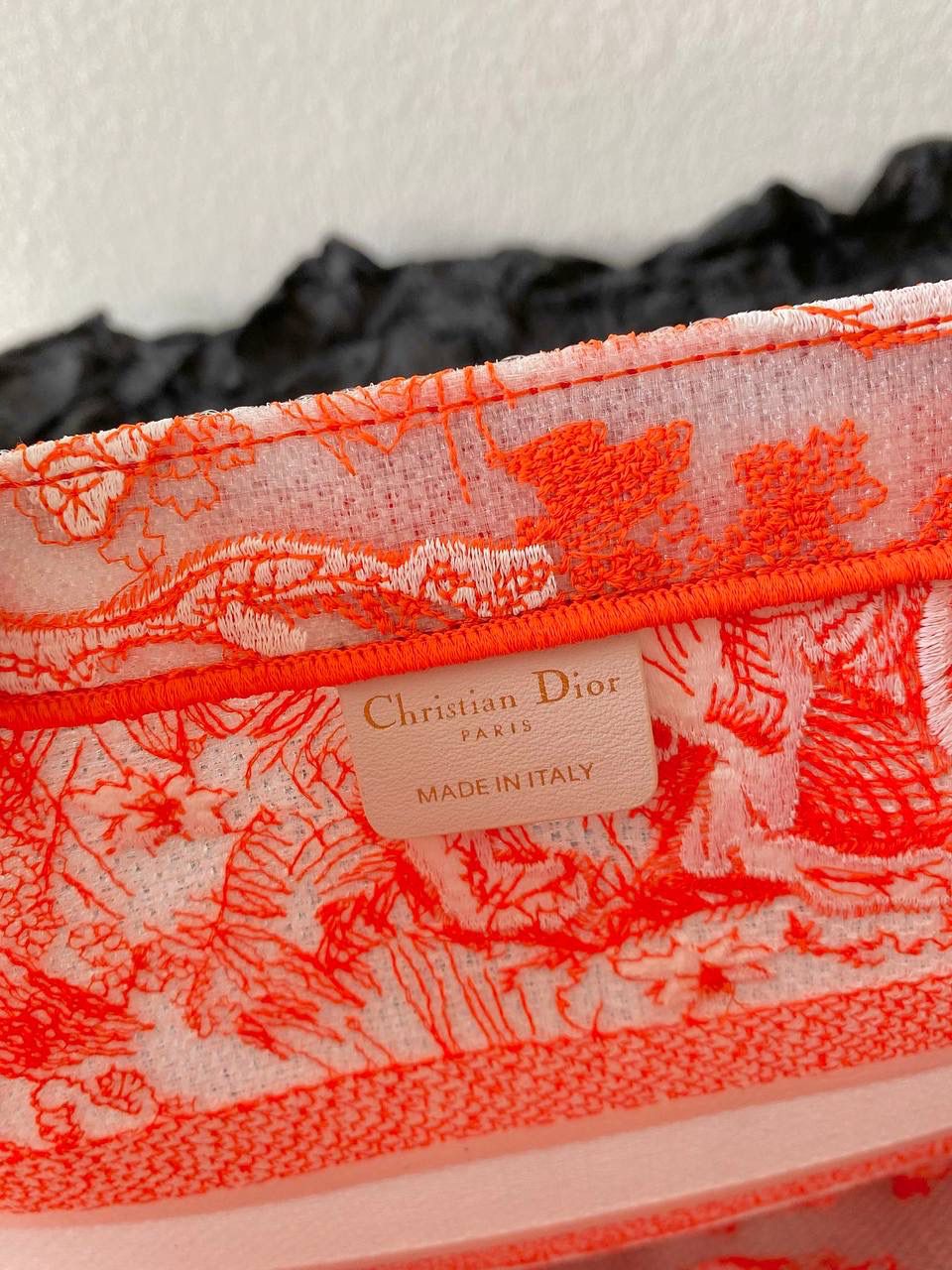 🈶透明橙中号 𝗖𝗗 𝗕𝗼𝗼𝗸 𝘁𝗼𝘁𝗲购物袋"夏日限定" 全新透明帆布材质，轻盈通透的质感🤟🏻 自带清凉属性，是这季的最大亮点 茹伊动物印花与荧光色调的碰撞 怎么会有这么好看的颜色啊 不愧是色彩大师，活力氛围拉满 超醒目的荧光效果和度假气息扑面而来 将优雅融为一体，谁心动了，我不说 刺绣的复杂程度，直接搞疯师傅们 这只购物袋真的要细品，那那都是细节 size：36.5×28×17.5cm