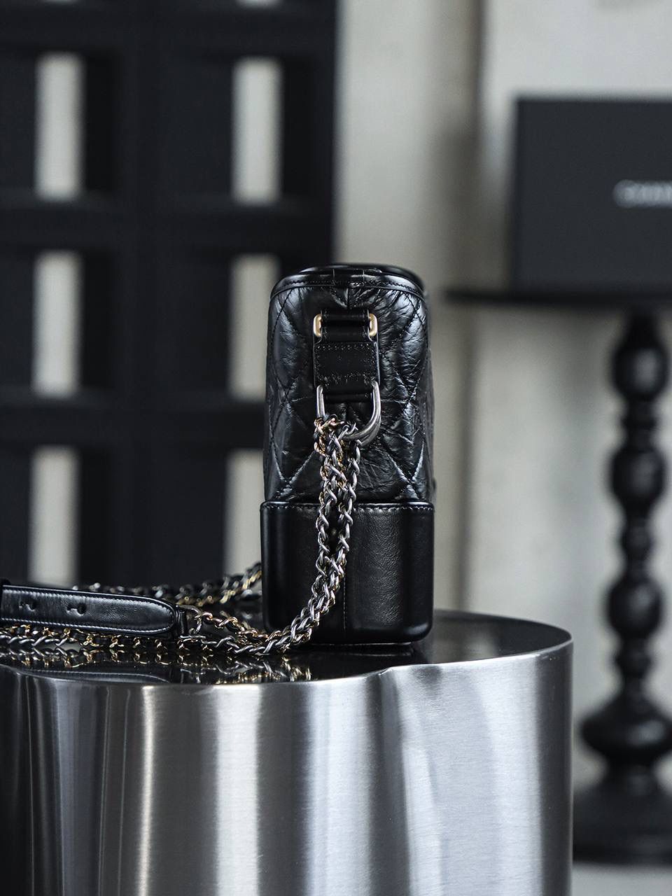 流浪包中號鑒定版 👜 一包一碼 支持全球鑒定查驗身份證原廠專G 蒙塔貝拉原廠皮料過關清單資料可査詢 四大金剛之一的流浪包百搭不膩，大愛它的帥氣隨性慵懶優雅！ 中號size男女都可以駕馭，輕鬆背出屬於自己的風格！ 五金：全鋼做舊復古五金 皮料：蒙塔貝拉原廠皮 尺寸大号：21*28*10cm 小号：15*20*8cm