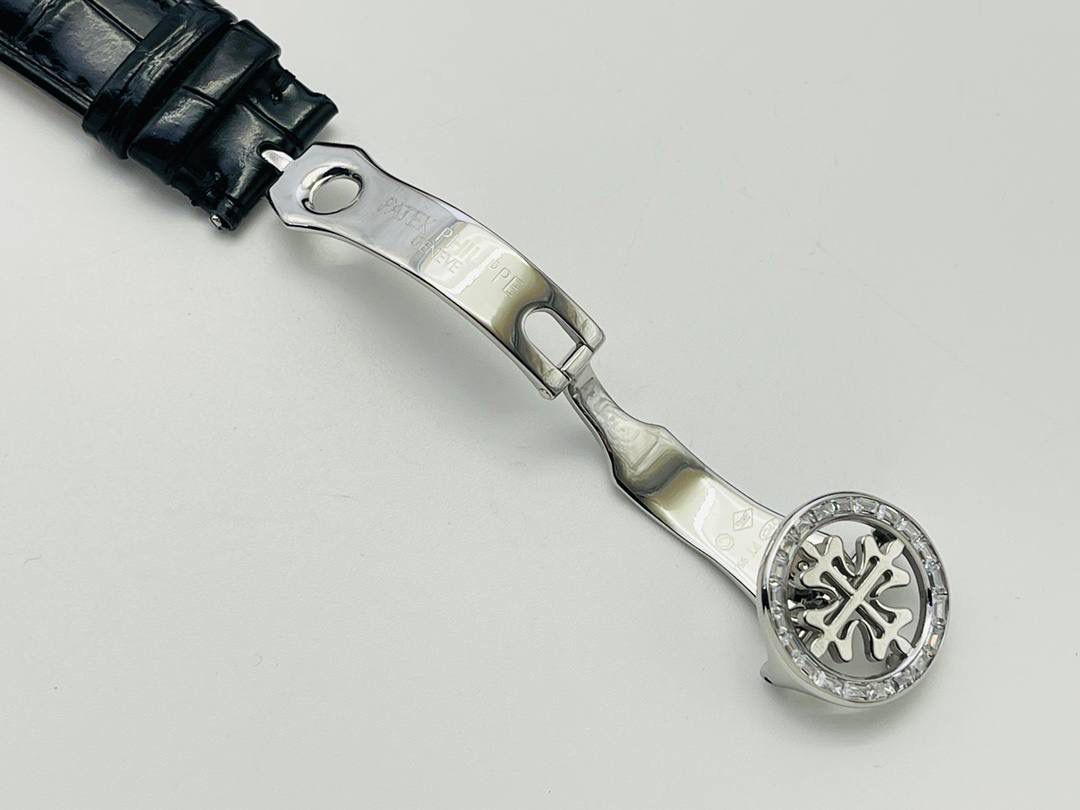 【2022诚意推荐】百达翡丽超级复杂功能系列5073P_010腕表。用心之作，细节方面： 1⃣️突破多层技术瓶颈，机芯型号为CH 29-535 升级版，质量稳定！ 2⃣️尺寸42毫米，与专柜一致。 3⃣️表圈和表耳镶103颗长形钻石。 4⃣️表带搭配意大利头层小牛皮，表扣上镶钻石更显示这块腕表的豪华气质。适合各种商务场合，简敛精致不失优雅！