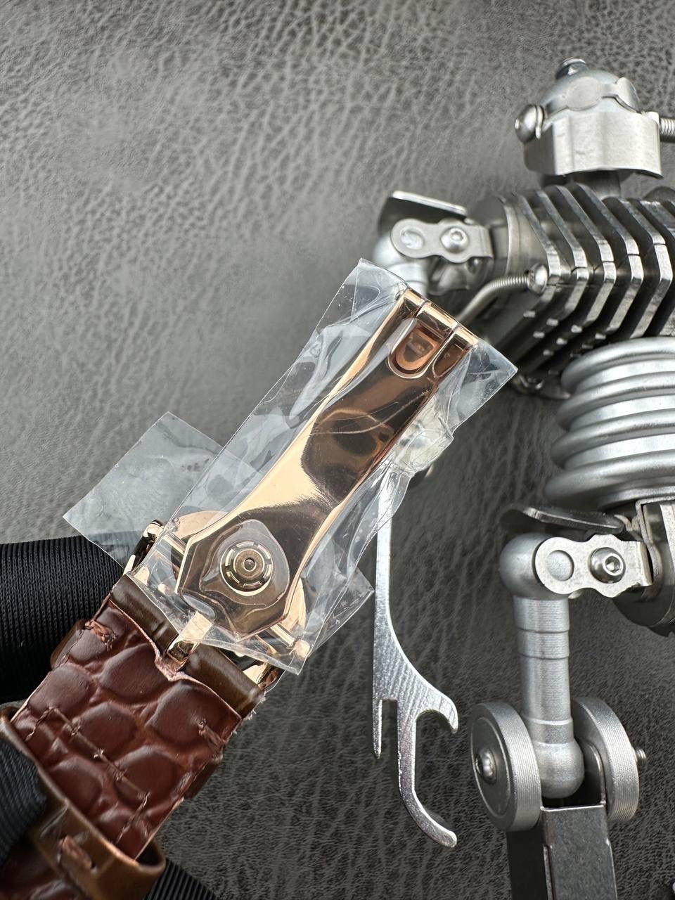 【铁划银钩 苍劲有力】高颜值新品墙裂推荐 精湛的工艺！ 年度最佳典藏之作——百达.翡丽古典超级复杂多功能 万年历功能腕表 团队历时两年多精心设计，不计成本，敢为人先，力求完美，克服重重难关，突破多层技术瓶颈，机芯型号为CH 29-535 升级版，质量稳定！ 【表带】经典意大利小牛皮表带，纹路清晰，质感好。搭配圈市面最顶级的百达翡丽灯笼表扣，通用原装无压力。 优雅的Calatrava雕花表壳极具个性，42毫米的表径适配大众男性手寸，非常商务可亦休闲。