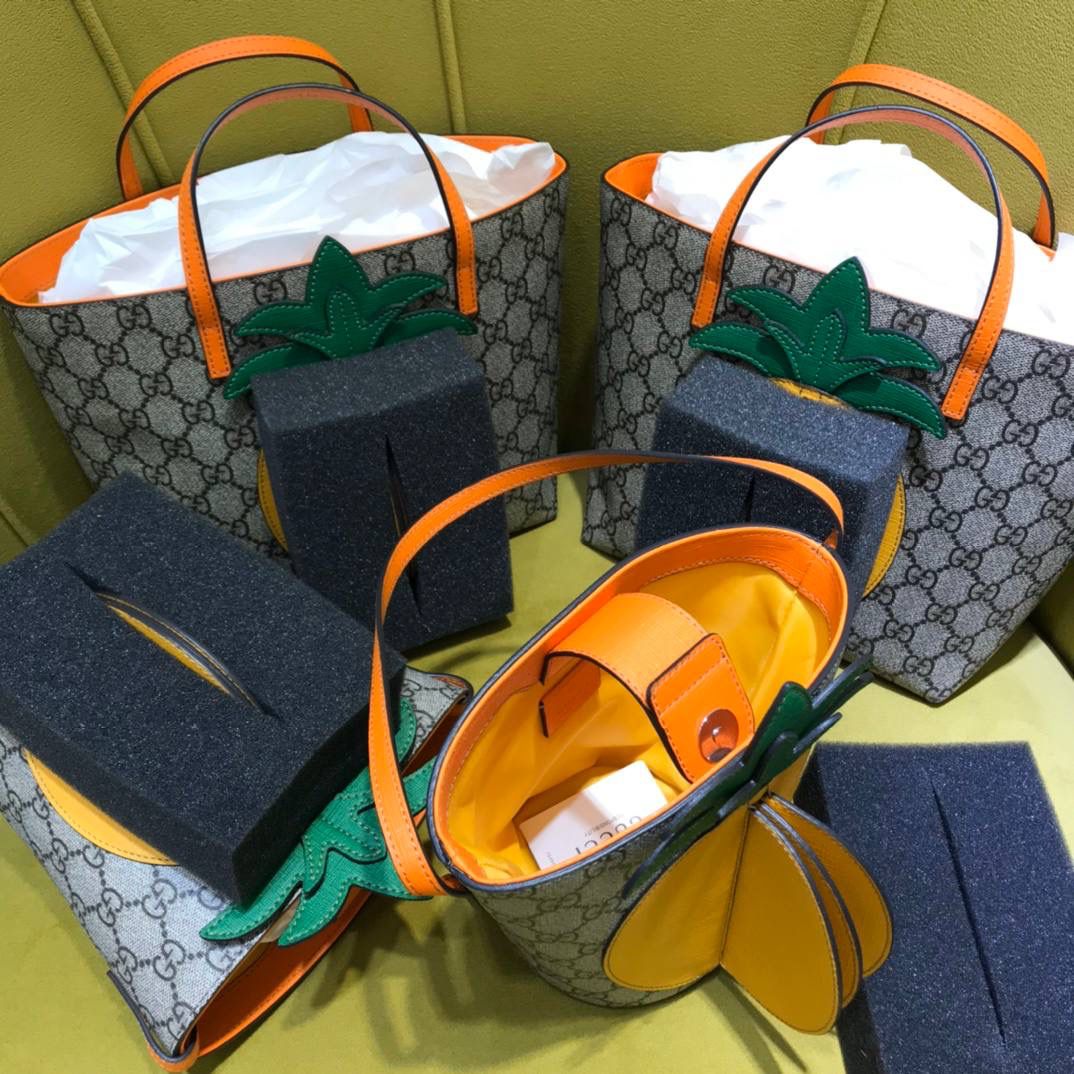 🔥𝙂𝙪𝙘𝙘𝙞原厂菠萝包 这款儿童菠萝包依旧很火，高颜值的搭配，很多小姐姐看到它都是毫无抵抗力～敲可爱！ 小菠萝：580850 尺寸：10*20*16cm