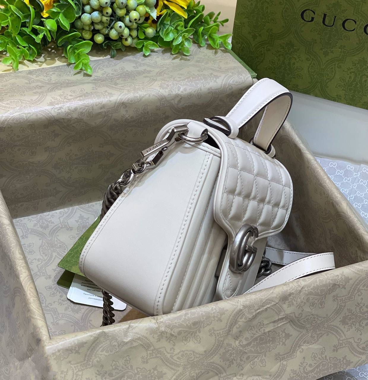 ✈️✈️✈️🔥𝙈𝙖𝙧𝙢𝙤𝙣𝙩 菱格原厂皮# ▫️型号583571 ▫️尺寸 21*15.5*8cm G家新款系竖菱格主题，焕新演绎经典造型，选用原厂牛皮材质，饰带银灰色双G，可拆卸金属链肩带设计，可令手提包轻松转换成肩背包，打造多种携带选择。