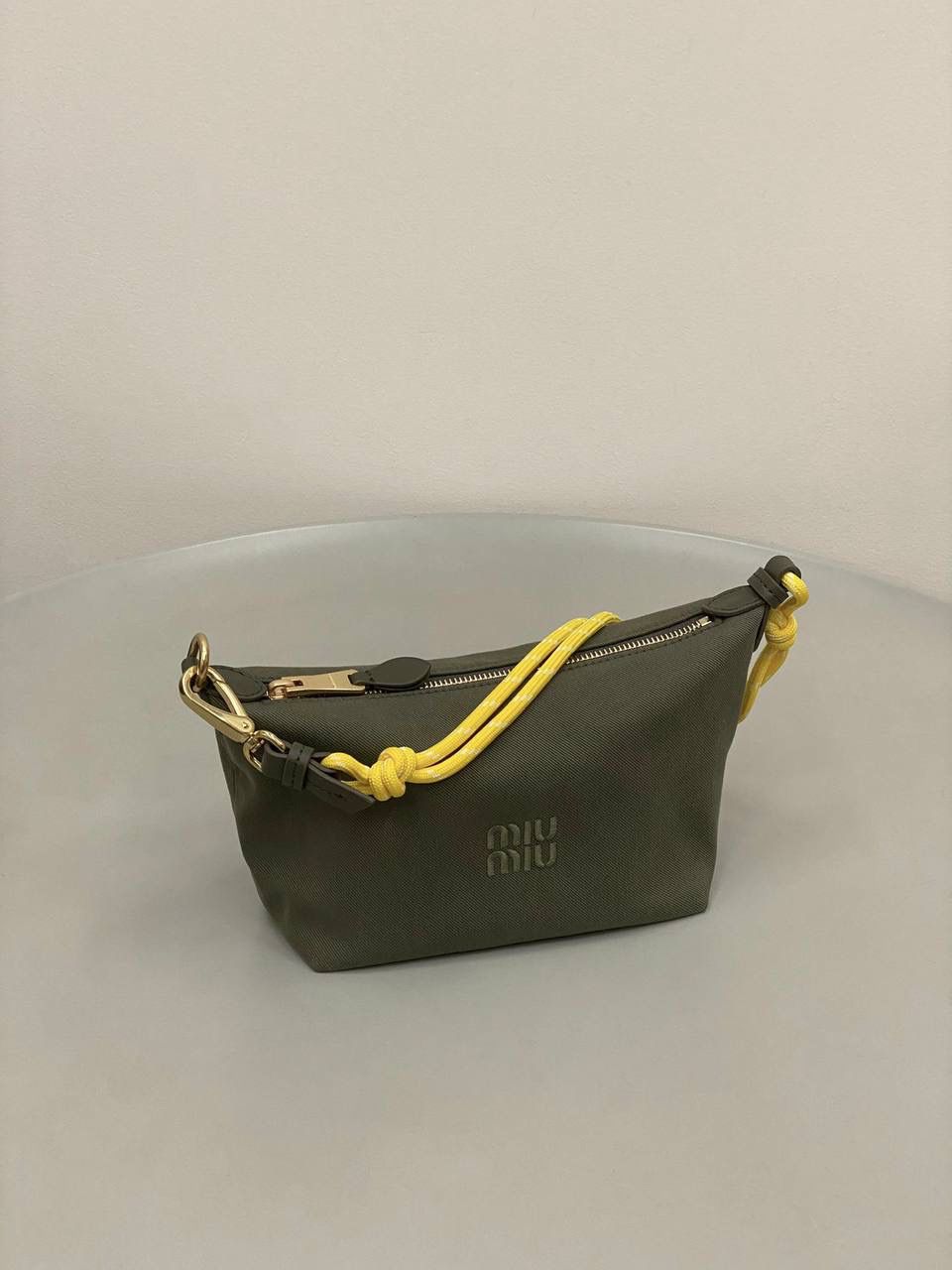 销量王🔥 𝐌𝐢𝐮𝐌𝐢𝐮饭盒包 橄榄绿 啊啊啊，好喜欢这个彩色的碰撞！ 帆布面料搭配撞色小彩绳直接封神了！！ 每个配色，简直就是锦上添花 不敢想象这个夏天背这只有多好看！ 容量就不用说了 很好装 还很耐磨 性价比也特别的高～ 时髦精必入这只好吗 绝对日常出门回头率超高的一只 抓紧冲吖！！！ 18.5×14×10cm #F0006m