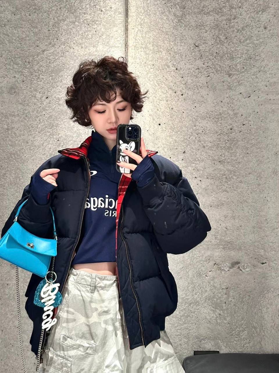 爆款🔥仅剩少量❗️ ba1enciaga rodeo nano 蓝色🩵 巨巨巨可爱的小rodeo 有没有拒绝不了包包变成小废包大小的姐妹！ 真的超级无敌cute，尖叫中～～ 但是，我想说的是，人家可不说小废包 它是可以装下iPhone pro的超实用mini bag📱 (plus不行哈🙅🏻‍♂️) 手提着出街就像拎着个小挂件 还有链条肩带可以肩背⛓ 家里有小千金的话 mini包还能和宝贝女儿共享🩷🩷 画面不要太治愈☺️☺️ 必须zp开发的啦，所有细节正确且对版哈！ 16×9.9×4.5cm819429m