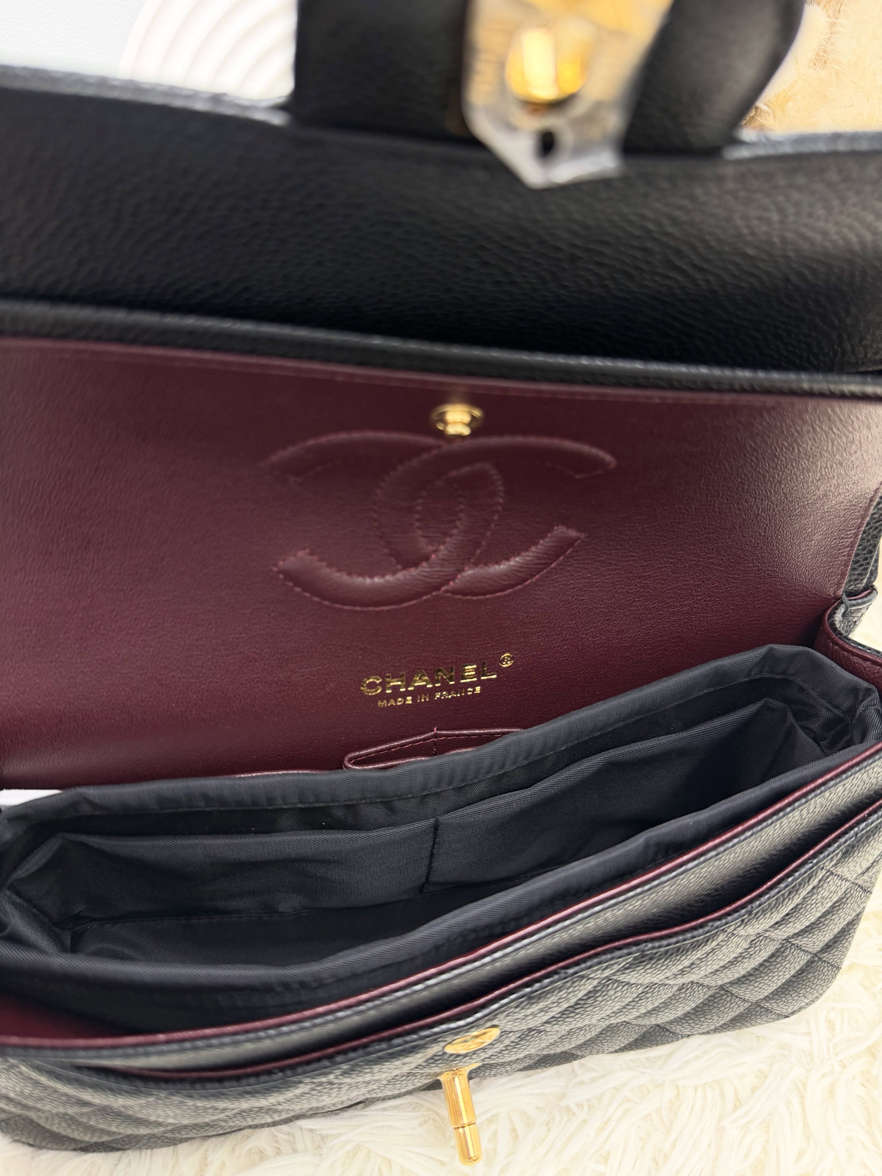 Chanel💫未使用品 🛍️ CF 25cm 🖤30卡 全套👜🎁  15.5*25.5*6.5  荔枝紋牛皮，經典黑金配色，容量實用，大方高貴🖤  配件 - 塵袋、盒、單，未使用品💫  💰優惠價 $46980 new  #收袋王  喜歡的話快點pm/whatsapp 我們💓 銷售熱線51111 321（whatsapp)  我們服務包括有：手袋飾物回收、手袋置換(一換一、一換多也可以） 、專業手袋鑑證、專業手袋護理 Is 購買方法 🏢親臨門市 荃灣南豐中心15樓1521室（荃灣地鐵站a出口1分鐘到）敬請預約 ❤️只賣正品正貨，任驗💓🫰🏻 ❤️‍🔥本店為香港註冊公司絕對真貨，信心保證👍🏻 🫰🏻本店設有鑑證服務，有駐場鑑證師  ✨歡迎追蹤我哋各個平台緊貼最新優惠x貨品🔥😍 👇🏻👇🏻👇🏻👇🏻👇🏻👇🏻👇🏻👇🏻  ⭐️Instagram: aoaocave  🌈Facebook: aoaocave收袋王  🔥Carousell: acluxuryhk  👆🏻👆🏻👆🏻👆🏻👆🏻👆🏻👆🏻👆🏻  ___________________________  Disclaimer🫰🏻All trademarks and copyrights are reserved to the original brand holders. @AOAOCAVE sells only authentic goods and is not affiliated with any of the brands mentioned.  @AOAOCAVE 跟任何品牌無關，而且沒有持有任何品牌資版權，亦沒有與任何品牌合作。所有商標及版權歸屬於品牌坊所有，帖子只作分享用途。  #aoaocave #手袋回收 #名牌買賣