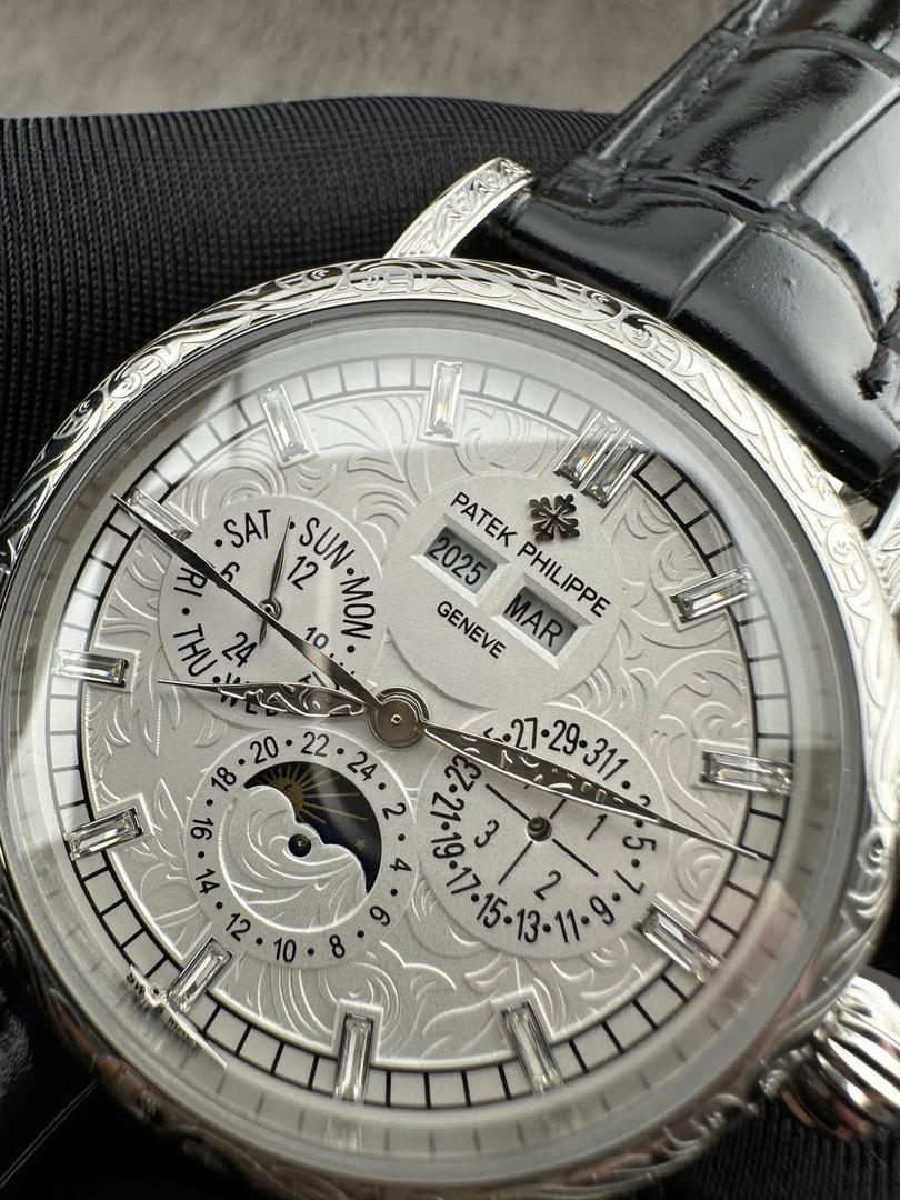 【铁划银钩 苍劲有力】高颜值新品墙裂推荐 精湛的工艺！ 年度最佳典藏之作——百达.翡丽古典超级复杂多功能 万年历功能腕表 团队历时两年多精心设计，不计成本，敢为人先，力求完美，克服重重难关，突破多层技术瓶颈，机芯型号为CH 29-535 升级版，质量稳定！ 【表带】经典意大利小牛皮表带，纹路清晰，质感好。搭配圈市面最顶级的百达翡丽灯笼表扣，通用原装无压力。 优雅的Calatrava雕花表壳极具个性，42毫米的表径适配大众男性手寸，非常商务可亦休闲。