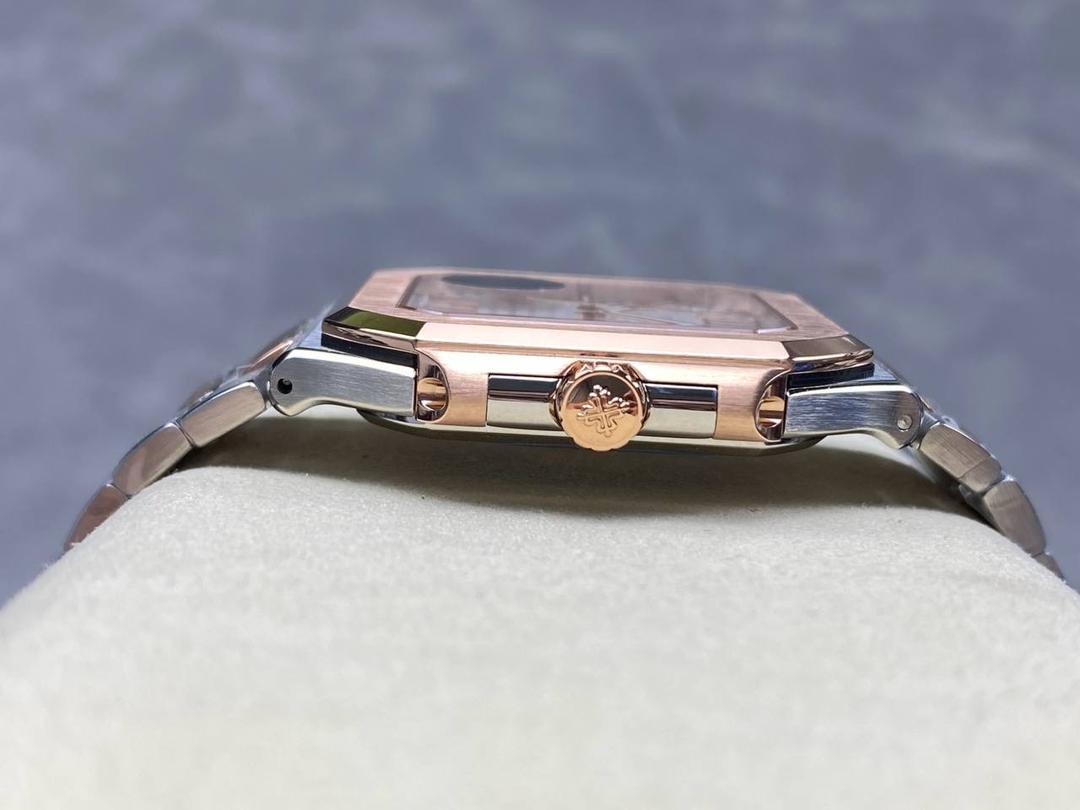 百达翡丽 方形 新系列CUBITUS 5821腕表 亮点特色：1️⃣机芯:搭载定制9015改Cal.26-330 SC一体机，调时不停秒，调时不停秒，摆轮位置均与正品一致，自动上链机芯。2️⃣钢带:316L定制级人体工程学表带，新扣款式。3️⃣表壳:尺寸45毫米厚度仅8.3mm，为表壳对角线长度(即10点位至4点位),因为表壳近似于方形，上下边的宽度会小于这一数值，所以视觉效果并不是很大。 搭配上，5821属于运动风格腕表，日常搭配正装和休闲风格也可以。