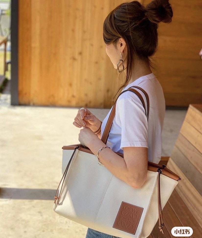 * 𝘊𝘶𝘴𝘩𝘪𝘰𝘯 𝘵𝘰𝘵𝘦 小号 尺寸:32-24-16cm 编码:702001小号布配棕 采用独家定制进口帆布拼进口小牛皮，搭配独家定制进口条纹内衬tote 购物袋 上班通勤款💯分，属于仙女们闭眼就可以入的款✌✌