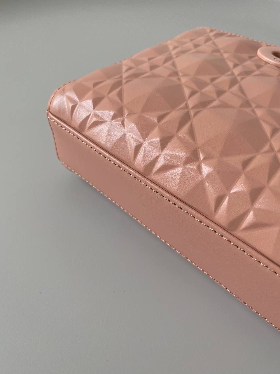 钻石粉 🎀𝗗𝗶𝗼𝗿 𝗗-𝗝𝗼𝘆 𝗯𝗮𝗴🥰 时尚果然就是轮回，回归了一把中古戴妃 特殊处理的哑光牛皮钻石藤格纹，八个切割面挺括有型，全套磨砂材质五金，长方包形短链条➕细长肩带直接封神！！ 复古时髦感超强，真是什么场合都可以把住 绝对是lady中的天花板了，强势出圈啦姐妹们🔥🔥 26 x 13.5 x 5cm