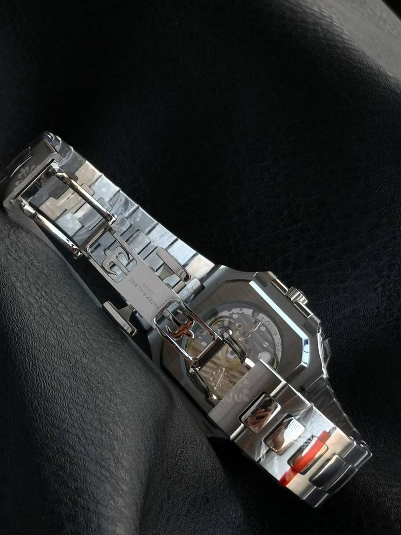 百达翡丽 方形 新系列CUBITUS 5821腕表 亮点特色：1️⃣机芯:搭载定制9015改Cal.26-330 SC一体机，调时不停秒，调时不停秒，摆轮位置均与正品一致，自动上链机芯。2️⃣钢带:316L定制级人体工程学表带，新扣款式。3️⃣表壳:尺寸45毫米厚度仅8.3mm，为表壳对角线长度(即10点位至4点位),因为表壳近似于方形，上下边的宽度会小于这一数值，所以视觉效果并不是很大。 搭配上，5821属于运动风格腕表，日常搭配正装和休闲风格也可以。