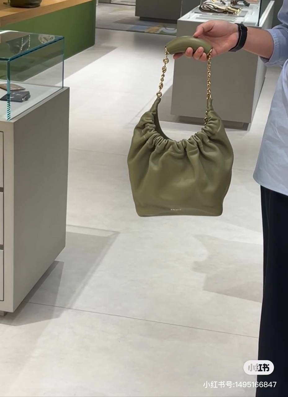 🎈（全钢五金）中号纳帕羊皮𝙎𝙦𝙪𝙚𝙚𝙯𝐞 —【按树绿】到货📍 尺寸中号：34-33-13.5cm 尺寸小号：29-10.5-24cm 型号:652328 【配全套礼盒】 😇罗家全新成员Squeeze手袋💯 满分到货•采用触感柔软的纳帕小羊皮革🐏•里外全皮💯传统工艺➕创新研究•全新独特设计。 😇最新宣言款配件：Anagramc pebbled 不锈钢及铝合金材质•升级打造标志性甜甜圈•相同质感•更轻重量。 😇具备令人惊讶的轻盈褶皱包身 可肩背、斜挎或手提*可调节甜甜圈⛓️链条肩带•搭配Anagram携刻鹅卵石•附加额外链条•可进一步延长肩带*磁扣开合*内部拉链口袋