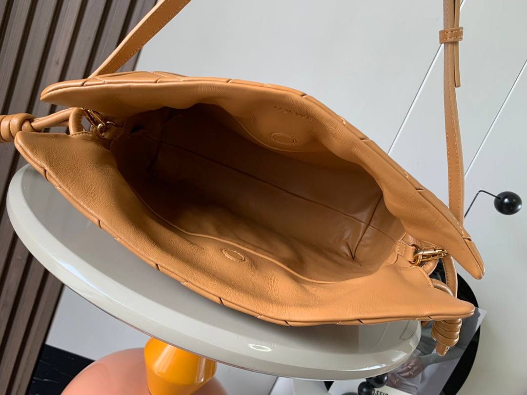 🎈褶皱羊皮福袋 —【👉🏻中号棕色到货】 编码：052028 尺寸：𝟑𝟎-𝟐𝟒.𝟓-𝟏𝟎.𝟓𝐜𝐦 ✅新款福袋采用进口纳帕小羊皮经过手工裁剪、缝合和缝制而成，🉑拆卸🉑调节肩带，多样化背法，容量超大，手感超舒适👍 ✅独家品质，对版细节，全套礼盒🎁给你满满的仪式感👍