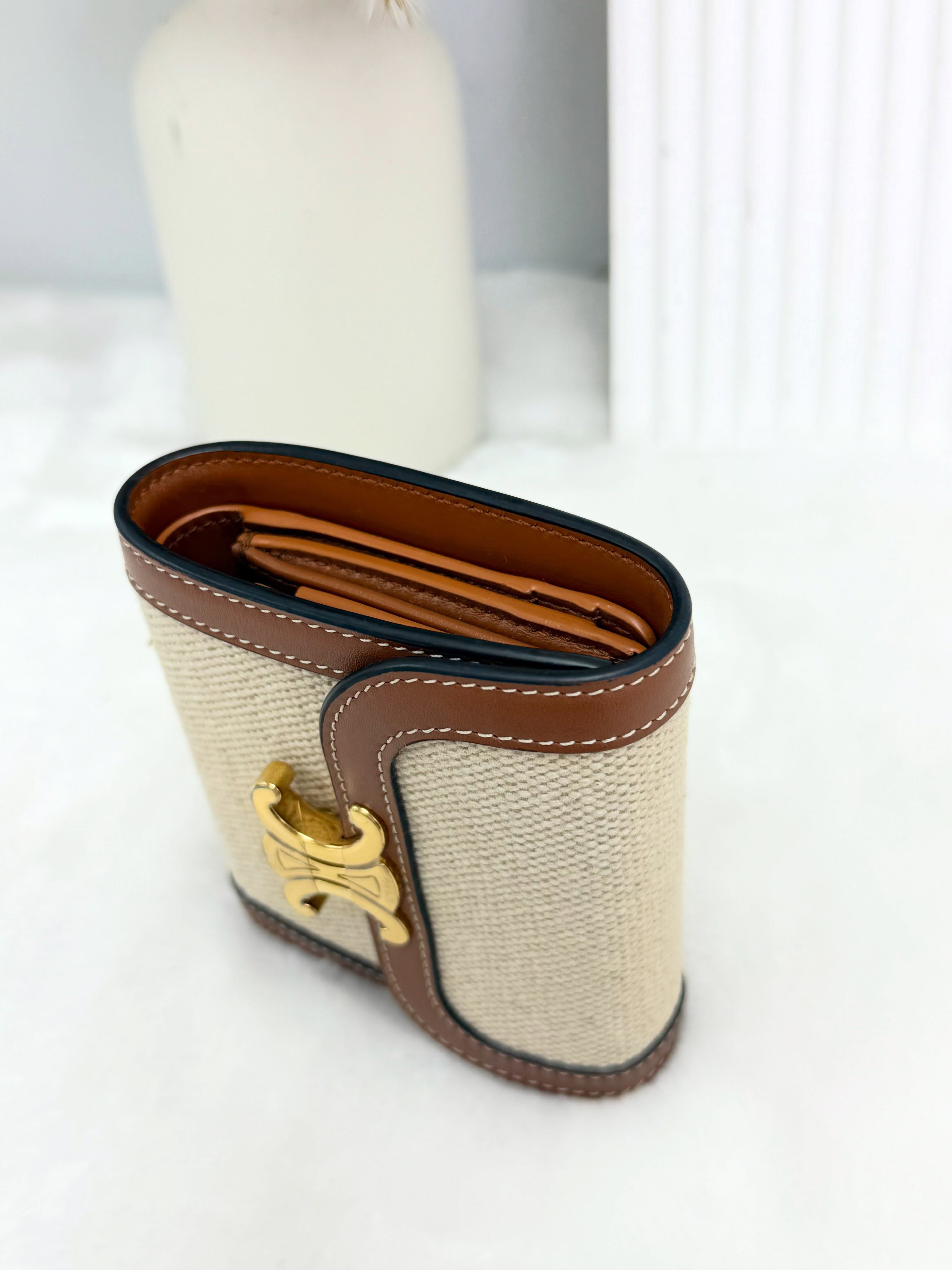 Celine👜 PRE OWNED 🛍️米白帆布拼啡色金扣短銀包 有盒有塵袋 