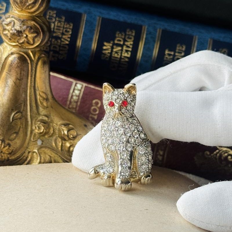 Vintage Rhinestone Studded Sparkling Cat Brooch with Red Eyes(MT2554)