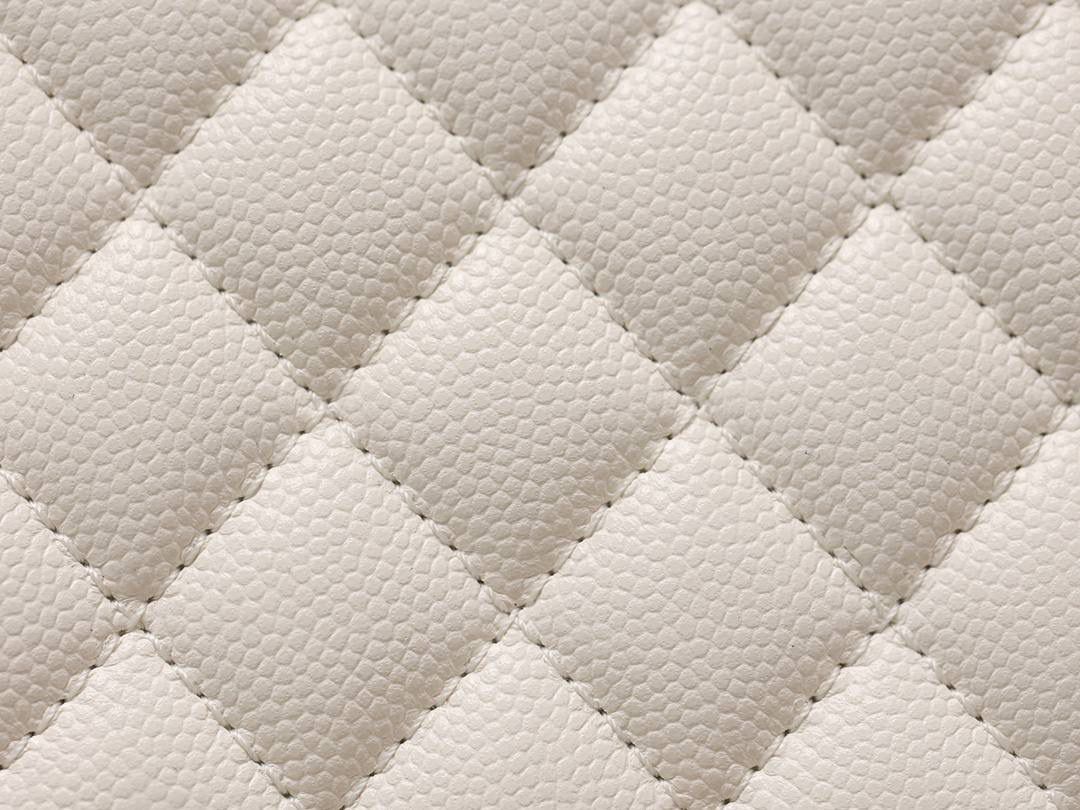 CHANEL香奈儿le boy中号号白色荔枝纹浅金扣单肩斜跨链条女包💞👜 Chanel 香奈儿 Le Boy 中号白色颗粒压花小牛皮 金属口盖 五金是浅金色 独家欧洲渠道货首发 100%进口原厂材料组装的ZP尾单货源 独家进口原厂皮牛皮，米粒感饱满，手感非常好，原厂的纯铜五金+纯钢五金 非常有份量感🤟🏻 尺寸：25 X 16 X 9cm