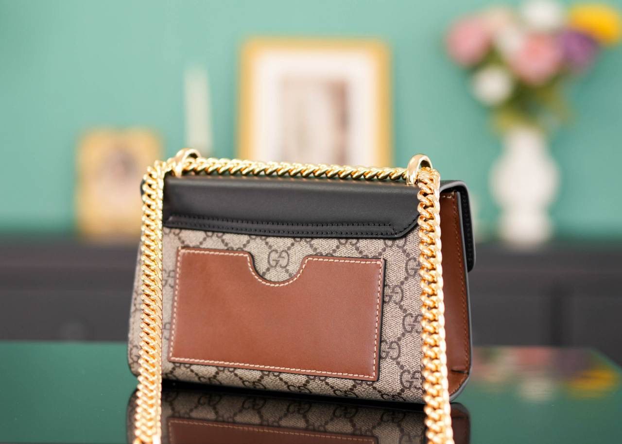 🥯Padlock系列小号GG肩背包 黑棕20cm 正品售价¥17.000 GG家经典著作𝐏𝐚𝐝𝐥𝐨𝐜𝐤小锁扣， 众多明星喜爱的复古𝐏𝐚𝐝𝐥𝐨𝐜𝐤，众多网红都在种草推荐， 低调不张扬的复古经典，一眼定情的小包 滑动链条有多种佩戴方法，可肩背也可手提 官方款号 409487 尺寸：20x12x8cm