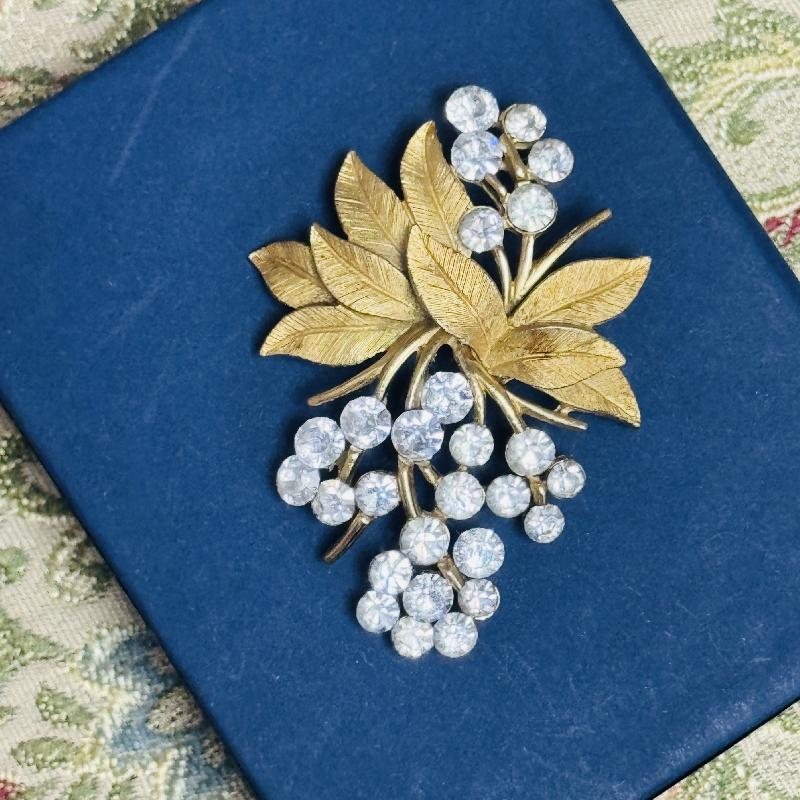 Vintage C.a. 1950s Crown Trifari Bejewelled Grape Brooch (MN414)