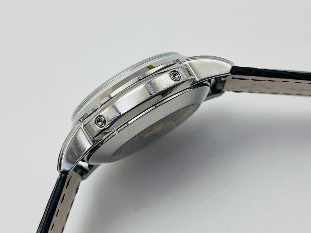 百达翡丽5320G-001超级复杂功能时计！ 1⃣️直径40毫米一体冲压成型的双层式精钢表壳，致敬了经典的设计语言奶油色的表盘营造复古氛围，表盘边缘刻印有密分秒数刻度，配金质阿拉伯数字及五分钟凸圆刻度字钉，更有立体感。时分指针以巴顿式设计为基础，配以尖长的针尖，这特色造型是呼应了 1950 年代 Ref. 1463 计时码表的指针。 2⃣️表盘6点位置是月相显示和日期分拨。所有的万年历标志都很好，一眼就能读懂。 3⃣️内里搭置了仿324 S Q 自动上链机芯，是 324 自动上条传奇机芯的精装版本。机芯夹板桥经倒角，边缘作细意打磨，主夹板饰以鱼鳞纹，而夹板则缀以日内瓦波纹，夹板表面有包金雕刻，螺丝凹槽经打磨和倒角，连钻孔亦同样经打磨处理。