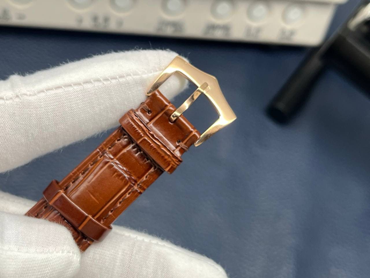 TW百达翡丽复杂多功能系列5135G--010重磅登场，迄今推出的首款Nautilus复杂腕表，以超复杂的工艺技术打造休闲运动腕表。 1⃣️小身板大能量：尽揽以下功能∶12点位日历功能 10点位星期功能 2点位星期功能 6点位24小时。所有功能都可正常使用。 2⃣️机芯采用版Cal.240自动上链机芯，在实现外观的逼真前提下，功能一并完美诠释。 3⃣️改装大师独立制表人，倾情参与定制改装表盘颜色，给予独一无二的腕表增添有趣的灵魂！