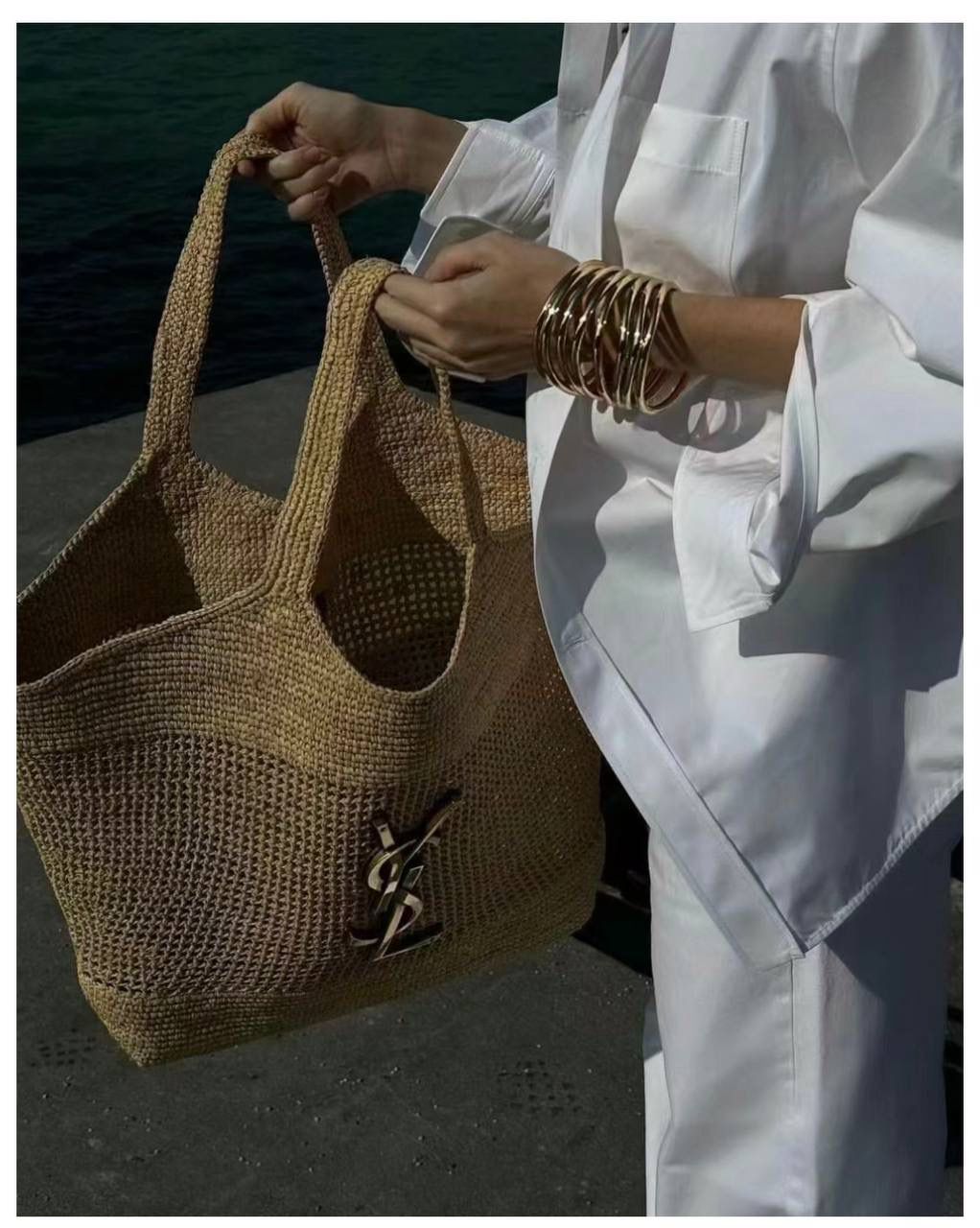 ⏰即将到货 ys1 icare拉菲草编包🏖️ 这只包的全皮款本来就特别好看 把它改成草编包真的太明智了 一个秋冬背，一个春夏背 这只草编包完全满足了喜欢背大包的姐妹的需求 其他草编包啊，几乎都是菜篮子的形状 说实话，菜篮子做大了真的不太好看，也不好背 草编icare的出现真的大大满足了 又美又好背☺️🏖️☀️ 这只包是师傅一针一针勾出来的 所以产量不会多，出货时间也慢 除了出货难出货慢，真的没有缺点 先下单先安排咯～ 55×43×5cm772191m