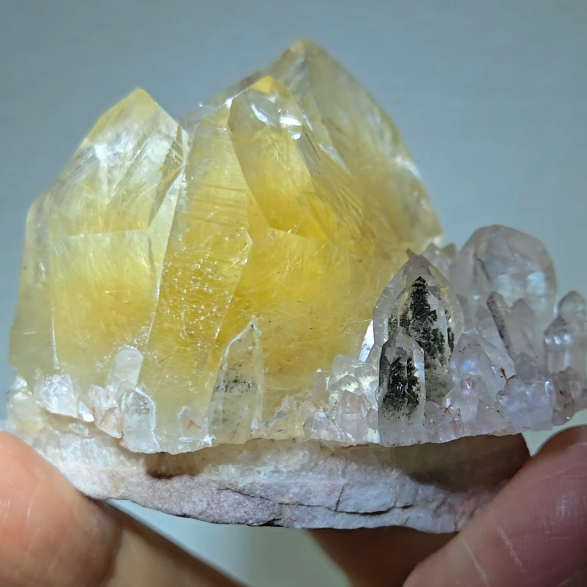 Golden rutilated quartz with chlorite points, rainbows - RT110