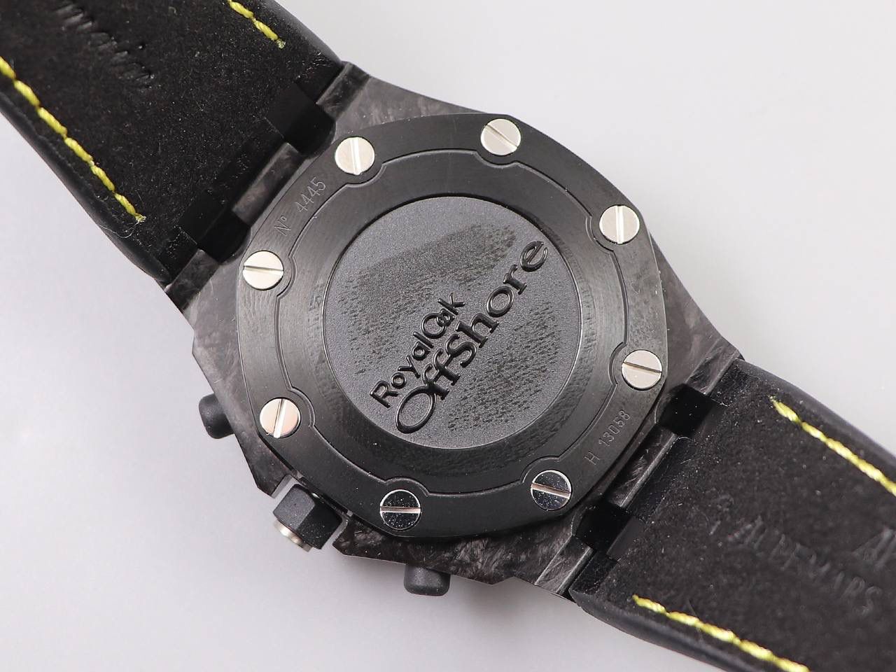 A P大黄蜂v2版，锻造碳壳套 陶瓷圈口 陶瓷后盖[得意] A P唯一一款陶瓷后盖的毒物 钛合金表扣 42毫米直径🔥💯